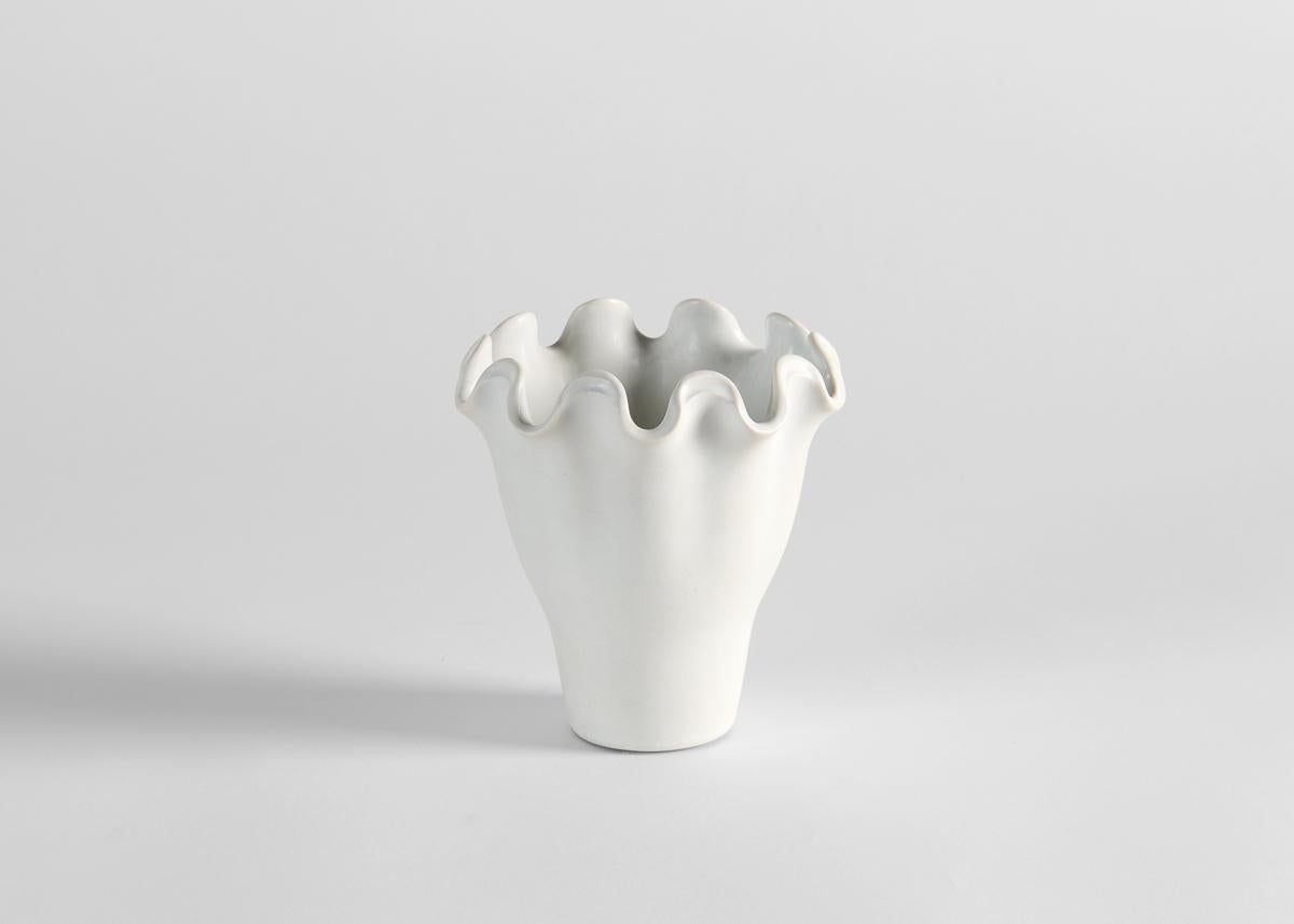 Francese Wilhelm Kåge per Gustavsberg, Serie Våga, Piccolo vaso bianco, Svezia, 1940 ca. in vendita