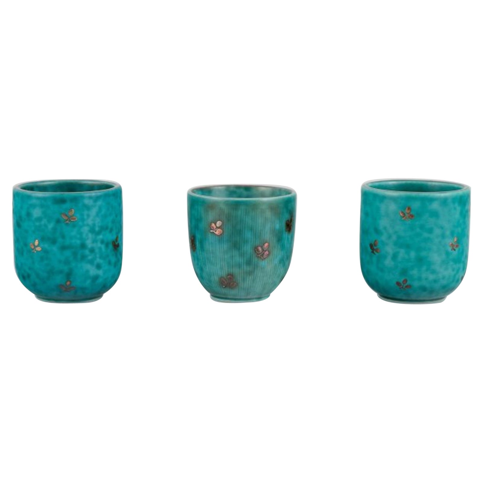 Wilhelm Kåge pour Gustavsberg. Trois petits vases en céramique "Argenta". en vente