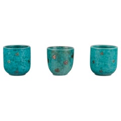Wilhelm Kåge pour Gustavsberg. Trois petits vases en céramique "Argenta".