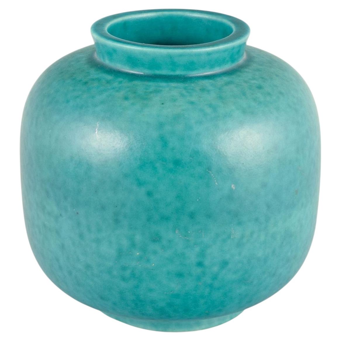 Wilhelm Kåge pour Gustavsberg. Vase en grès émaillé turquoise, CIRCA les années 1940.