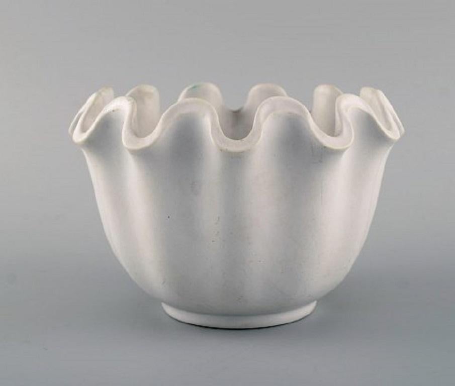 Wilhelm Kåge for Gustavsberg. Two Carrara ceramic vases or bowls with wavy edge.
Measures 15 x 10.5 cm.
In excellent condition.
Stamped.