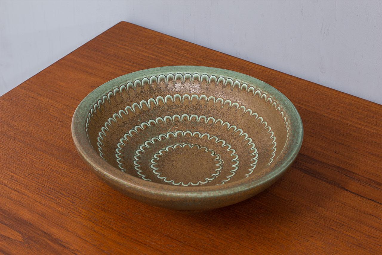 Elegant dish, bowl by Wilhelm Kåge from the “KAPA” series. The design was a collaboration between Kåge and three colleagues Björn Alskog, Axel Pettersson, and Birger Arvidsson. Designed and manufactured at Gustavsberg studio during the late 1950s.
