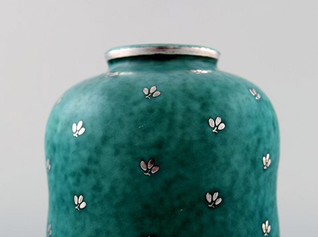 Wilhelm Kåge, Gustavsberg, Argenta Art Deco ceramic vase decorated with leaves in silver inlaid.
Sweden, 1940s.
Measures: 12 x 10 cm.
Marked Gustavsberg, Kåge.
In perfect condition.