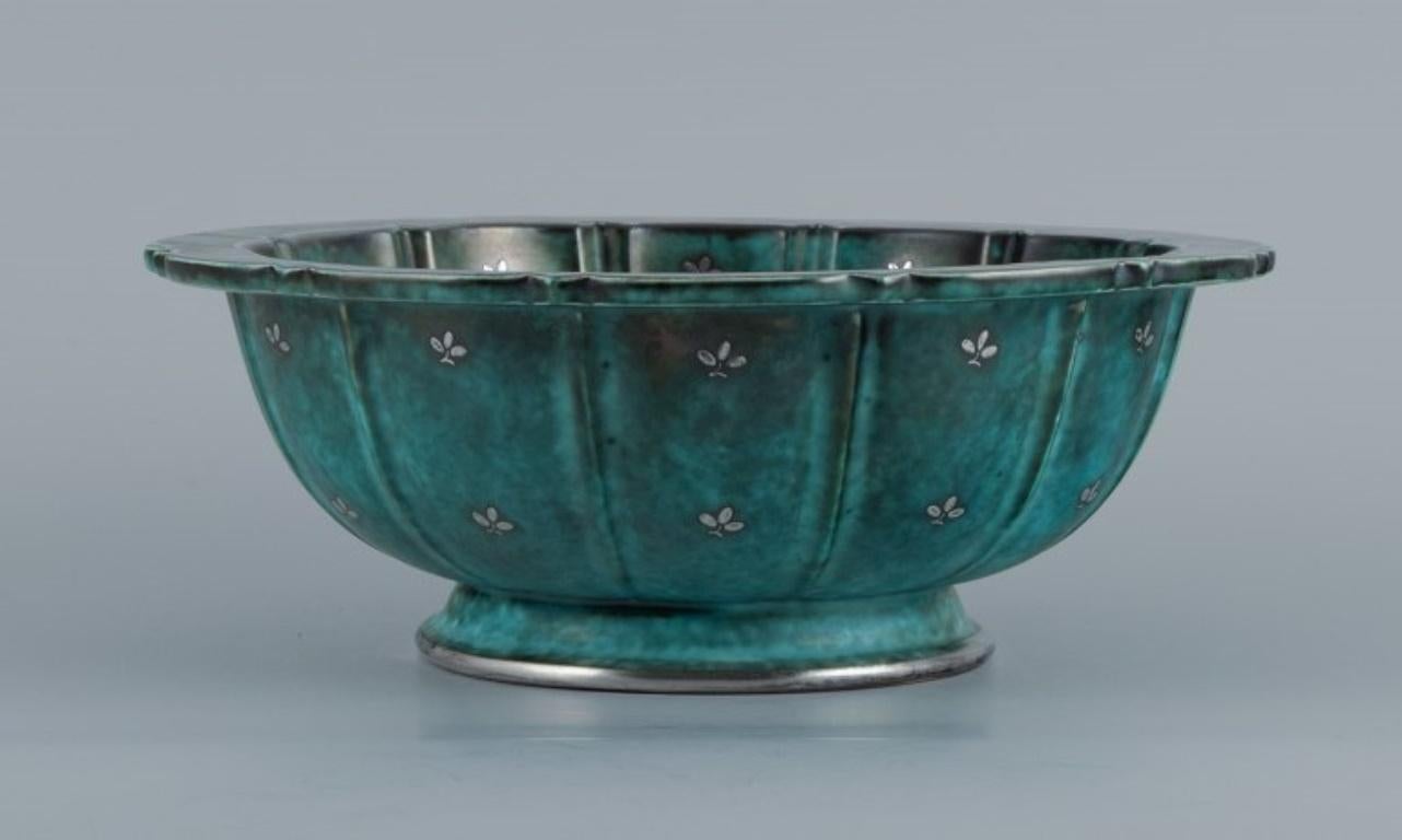 Wilhelm Kåge, Gustavsberg, Art Deco Argenta bowl decorated with silver inlay.
Model 1141.
Sweden 1940s.
Stamped Gustavsberg, Kåge.
In perfect condition.
Dimensions: D 24.0 x H 9.0 cm.