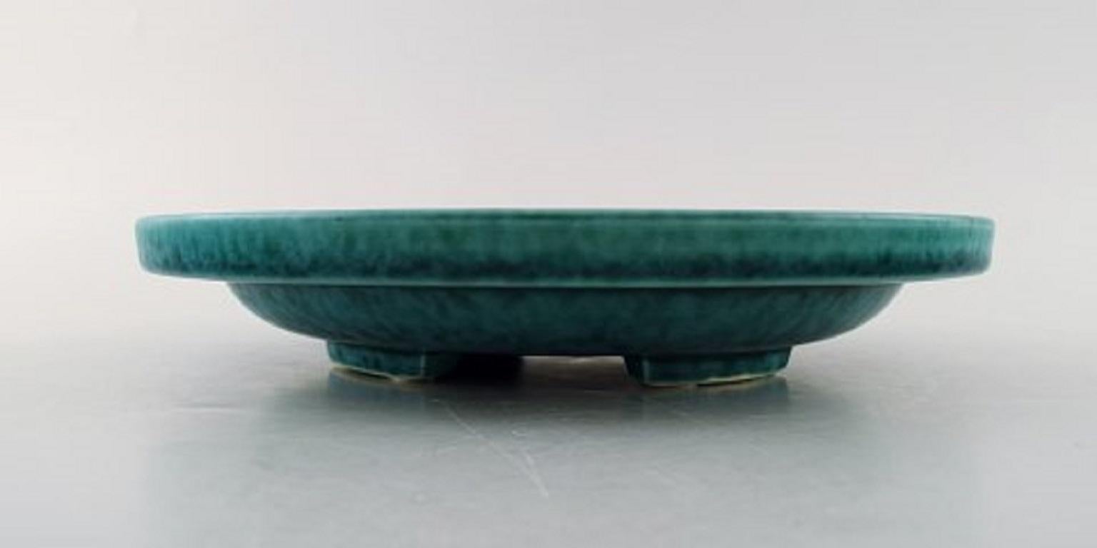 Wilhelm Kåge, Gustavsberg, Art Deco Argenta Schale auf Füßen aus Keramik mit eingelegtem Löwe in Silber.
Modellnummer: A24.
Schweden, 1940er Jahre.
Maße: 23 x 4 cm.
Gestempelt Gustavsberg, Kåge.
In perfektem Zustand.