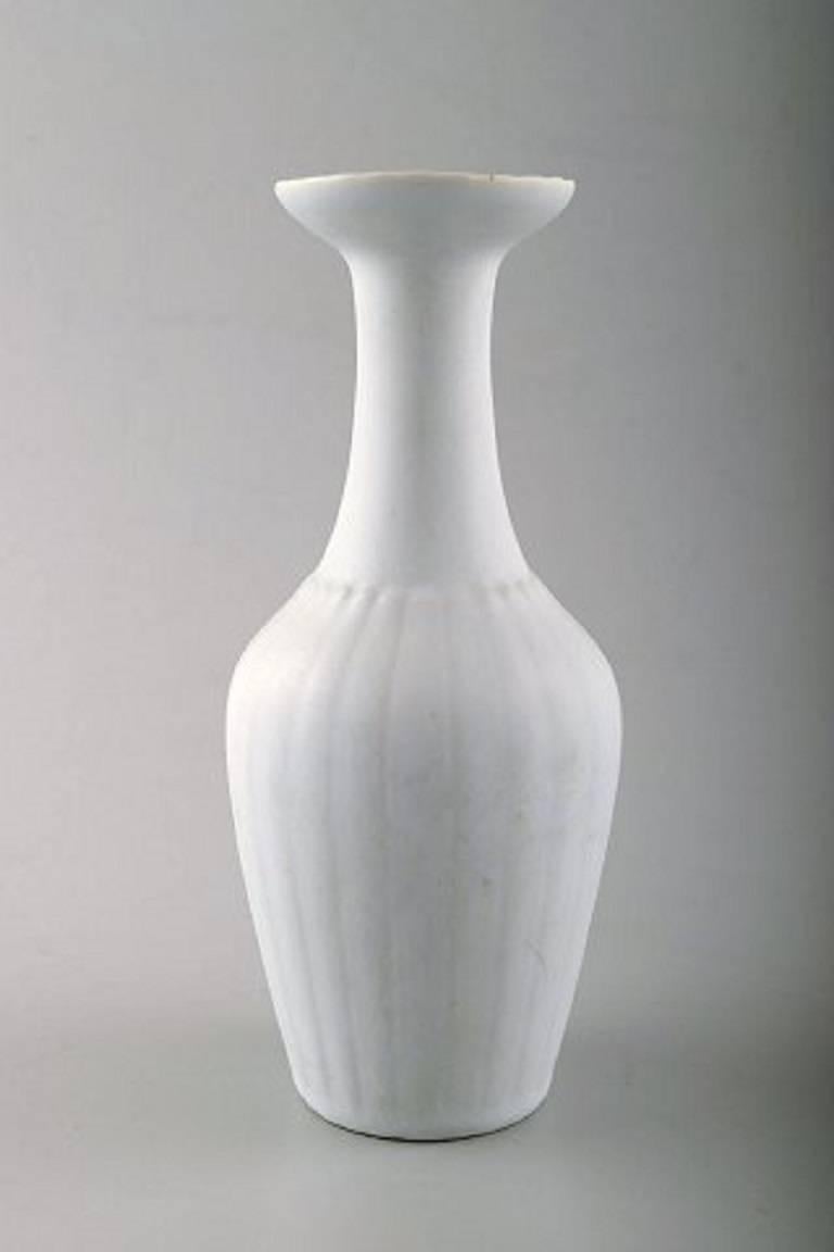 Wilhelm Kåge, Gustavsberg, ceramic vase in white glaze.
Measures: 16.5 cm. x 7 cm.
In perfect condition.
Stamped.