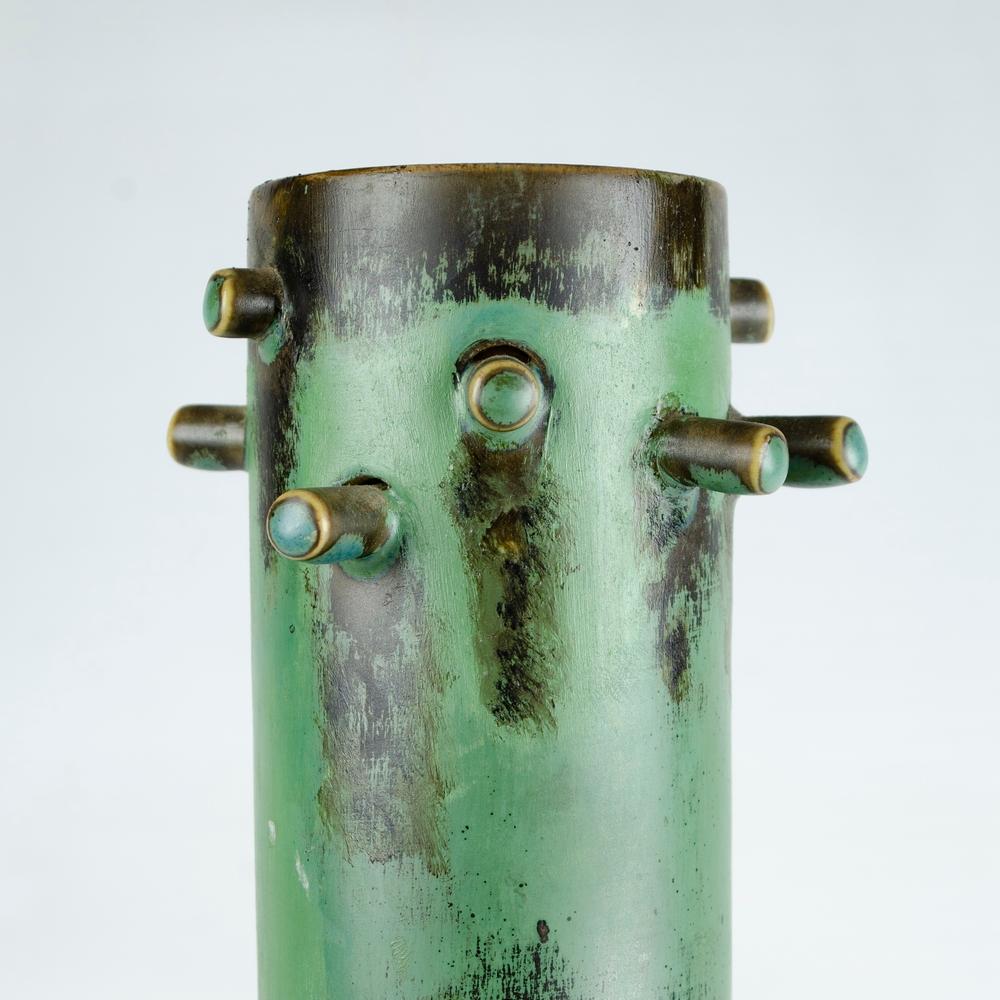 Vase géométrique abstrait en céramique du milieu du siècle par Wilhelm Kage Gustavsberg
Vase cylindrique abstrait en vert avec des détails noirs, et au sommet des petits tubes qui le traversent à l'intérieur.
Mesures :
Hauteur : 28