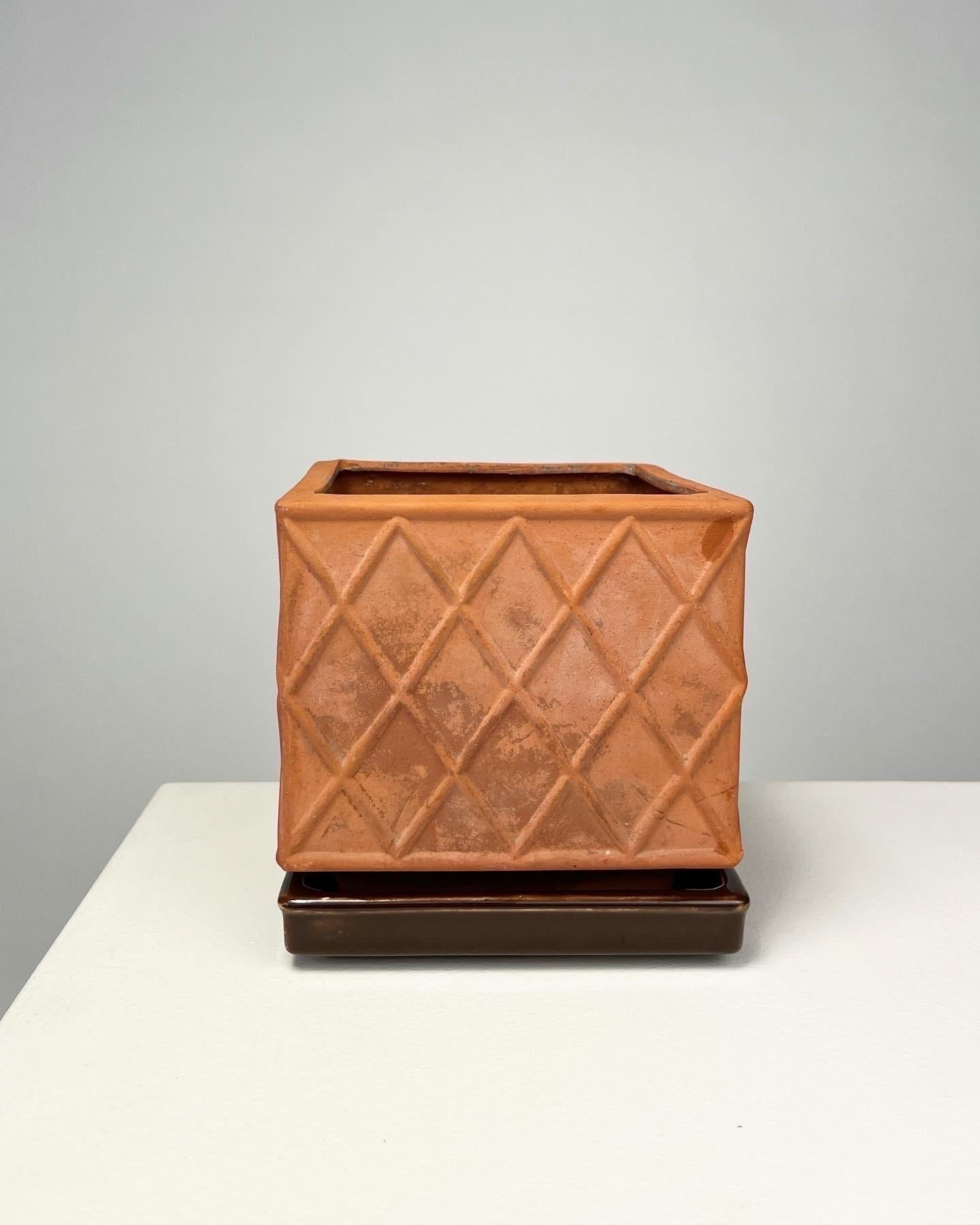 Wilhelm Kåge terracotta planter for Gustavsberg in Sweden, circa 1940s.

Beautiful patinated terracotta with waffle pattern, 

Very good condition with a nice patina and signs of use.

Width: 13 cm x 13 cm
Height: 13.5 cm