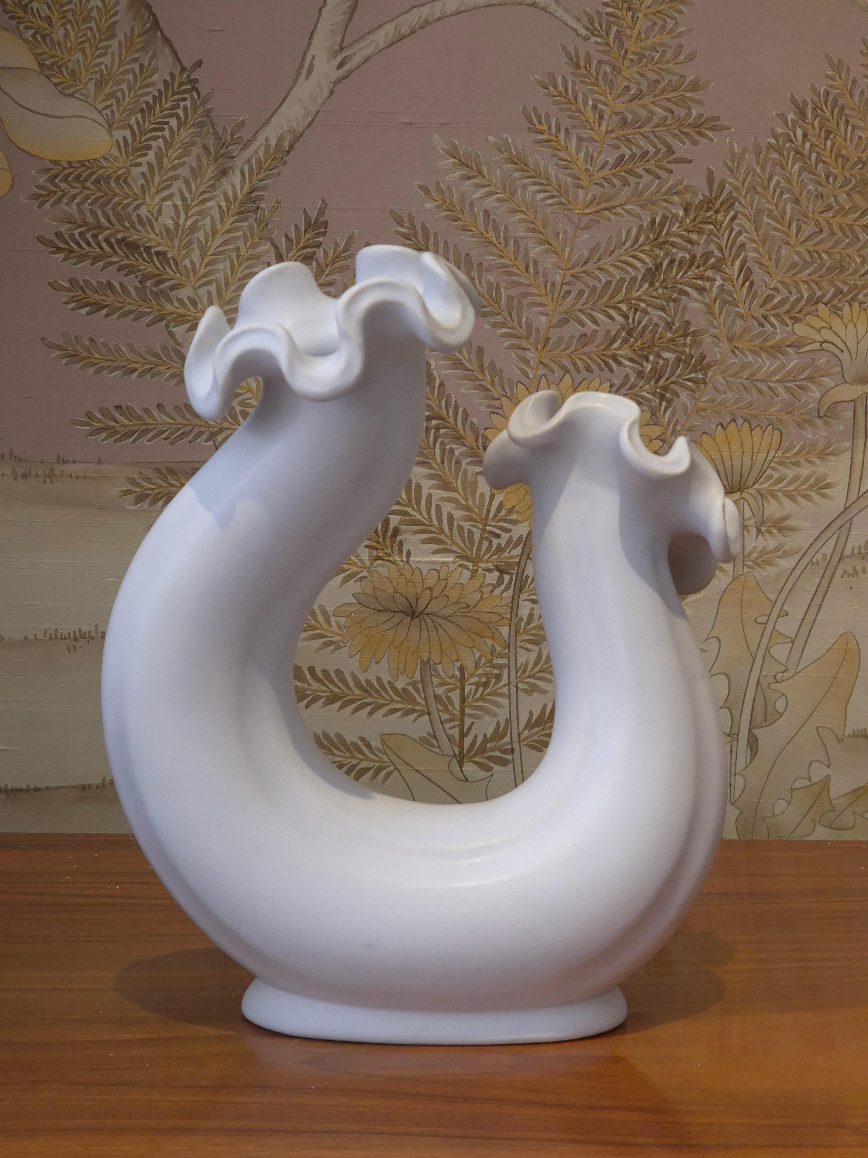 Rare vase sculptural en grès de Wilhelm Kåge pour le Studio Gustavsberg. Moderne suédois, années 1950. 

Il s'agit d'une beauté décorative intemporelle. En bon état, petites rayures - une plus grande rayure peu profonde, probablement un défaut de