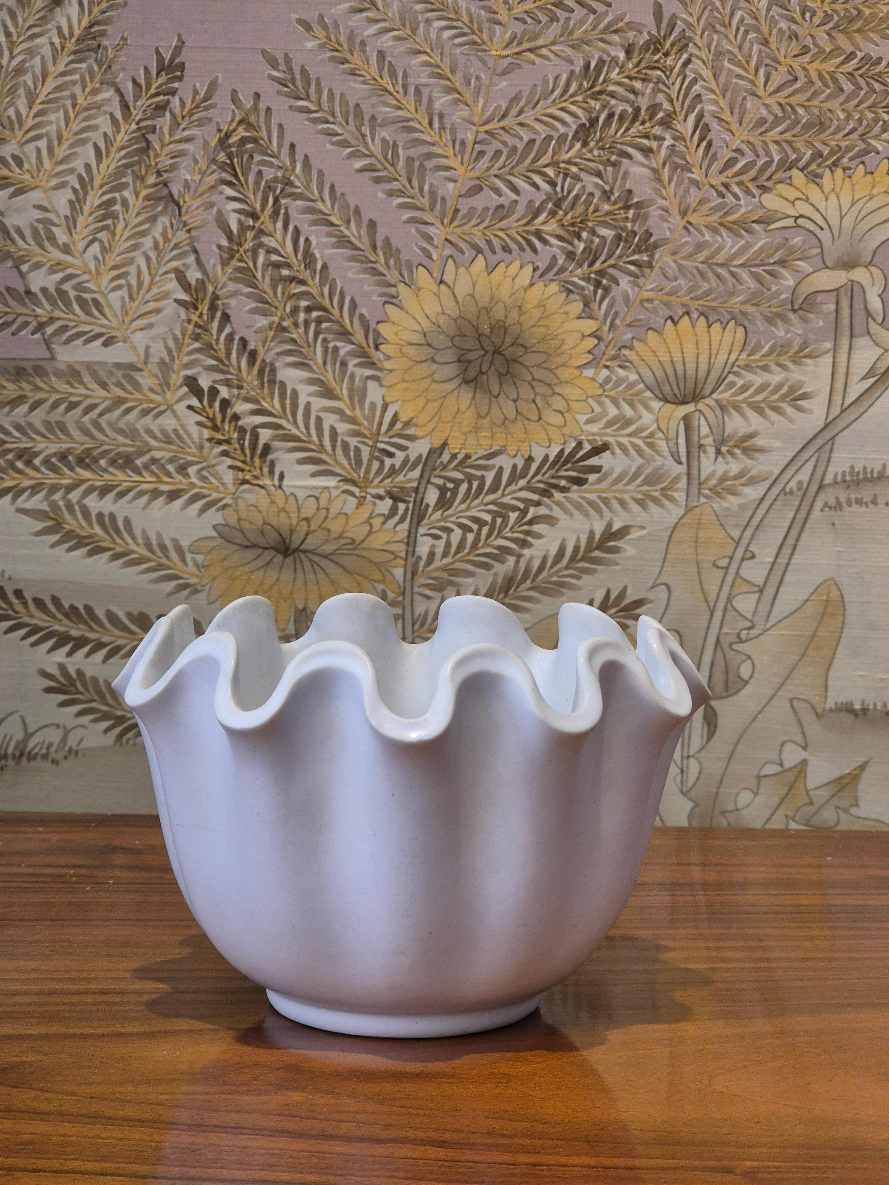 Ciotola decorativa in gres, modello Våga / Wave, disegnata da Wilhelm Kåge per Gustavsberg. The Modern Scandinavian 1950. 


Questa ciotola fa parte di una serie di dimensioni e forme diverse; ne abbiamo altre disponibili. Normali segni di età e