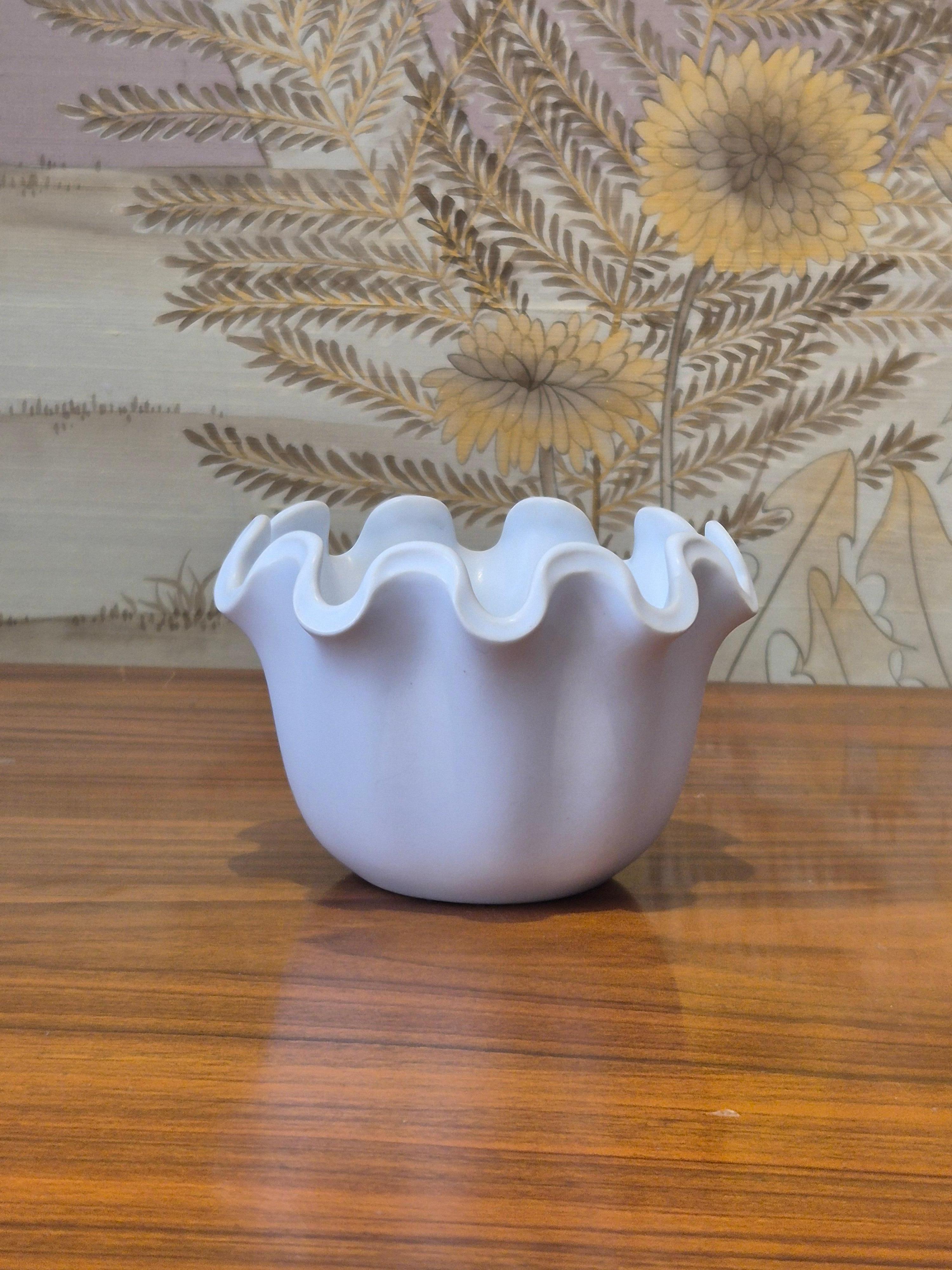 Ciotola decorativa in gres, modello Våga / Wave, disegnata da Wilhelm Kåge per Gustavsberg. The Modern Scandinavian 1950. 


Questa ciotola fa parte di una serie di dimensioni e forme diverse; ne abbiamo altre disponibili. Normali segni di età e