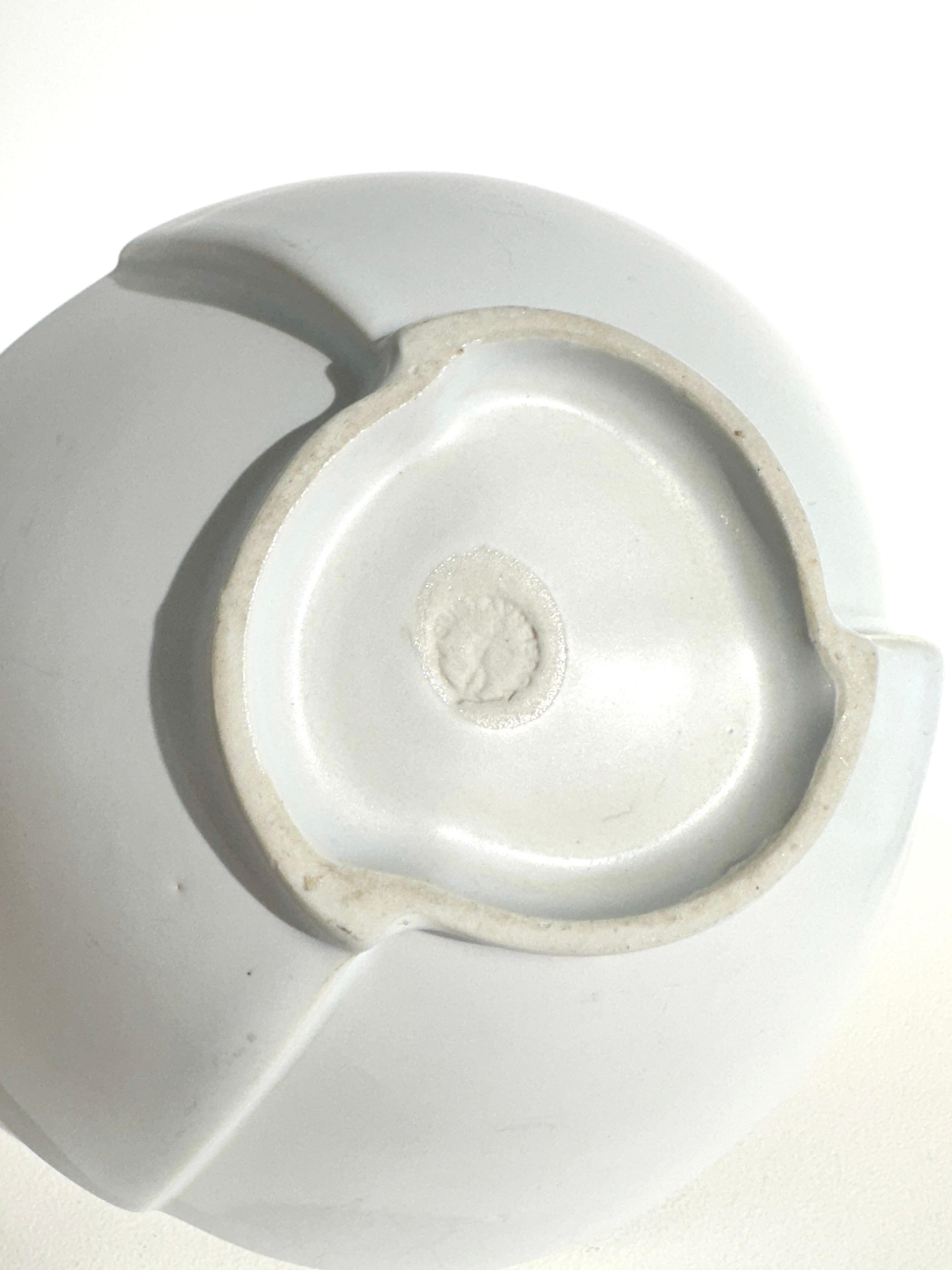 Metà XX secolo Ciotola Wilhelm Kage Surrea in gres bianco smaltato Gustavsberg Svezia anni '40 in vendita