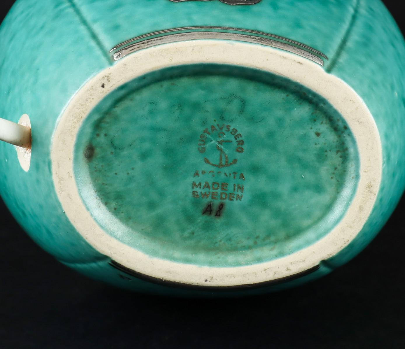 Rares lampes fabriquées par Wilhelm  Kage dans les ateliers de Gustavsberg en Suède dans les années 1950. Magnifiques lampes en céramique turquoise avec incrustations d'argent représentant une femme stylisée. Cette pièce fait partie de la collection