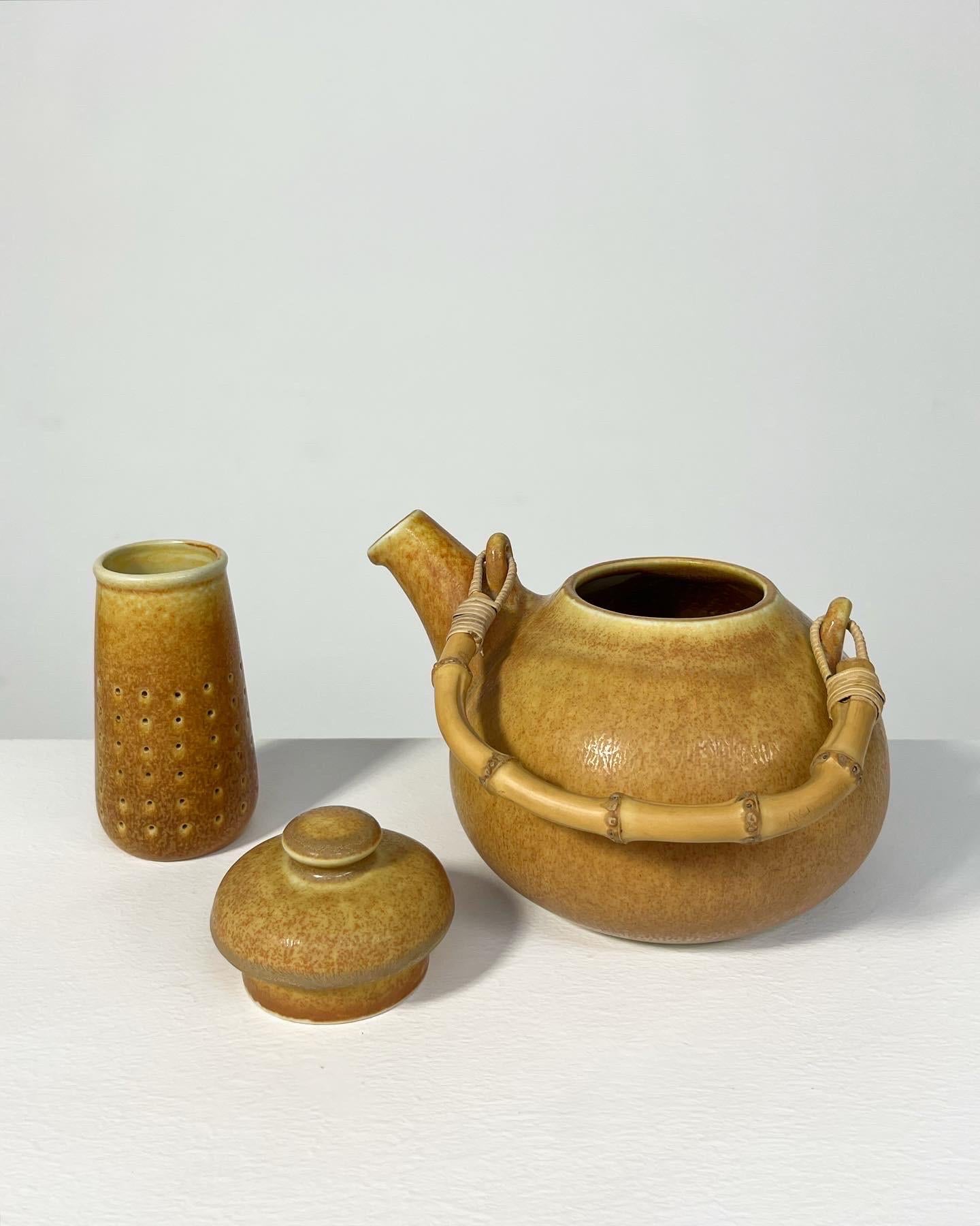 Wilhelm Kage Teapot KAPA Gustavsberg Bamboo Handle 1950s In Good Condition For Sale In Basel, BS