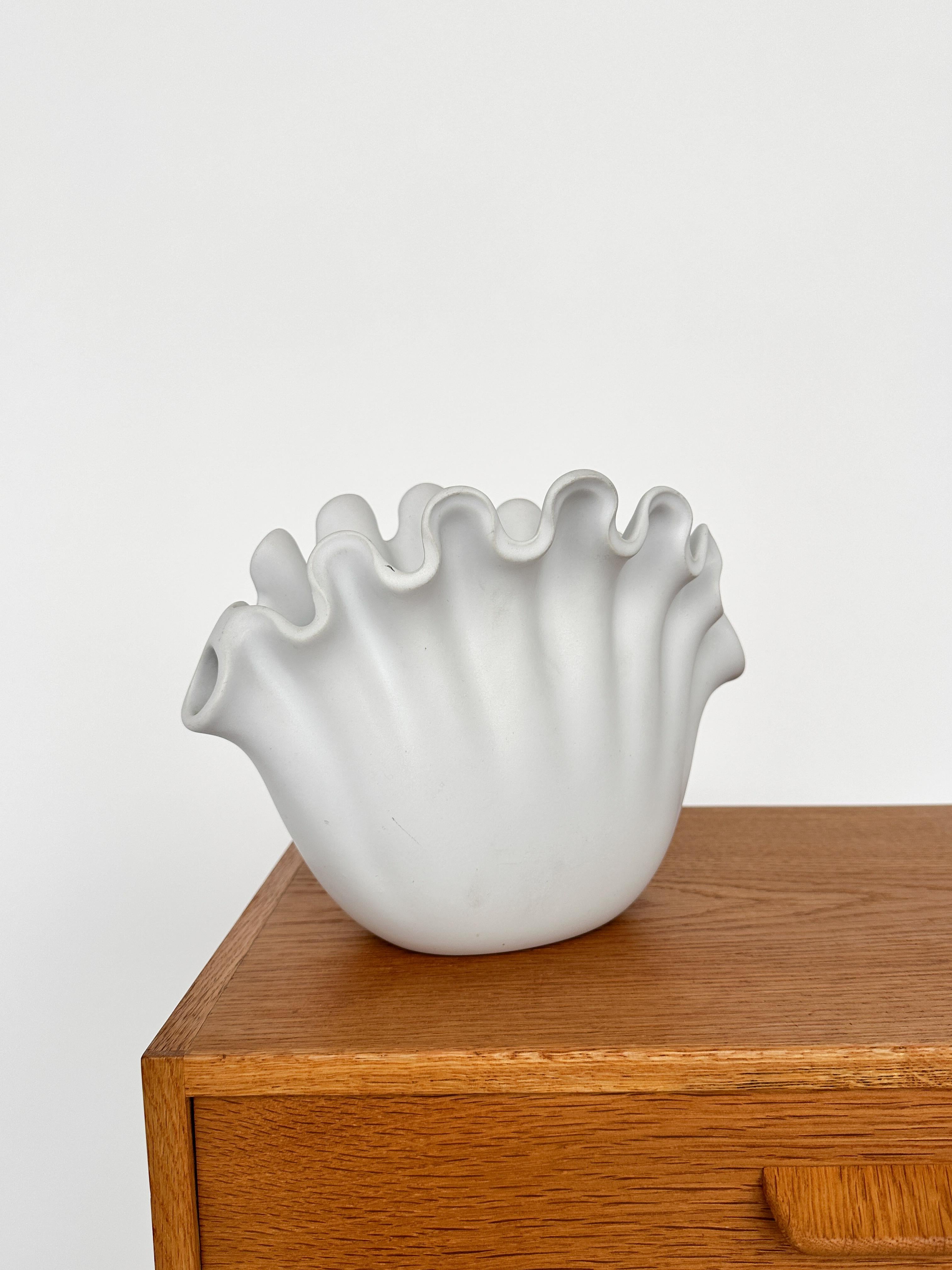Wilhelm Kåge white ‚Carrara‘ glazed ‚Våga‘ (wave) bowl for Gustavsberg in the late 1940s to early 1950s, hand-crafted in Sweden. 

Very good condition with normal signs of use and age. Stamped underneath with the Gustavsbergs logo. 

Width: 26