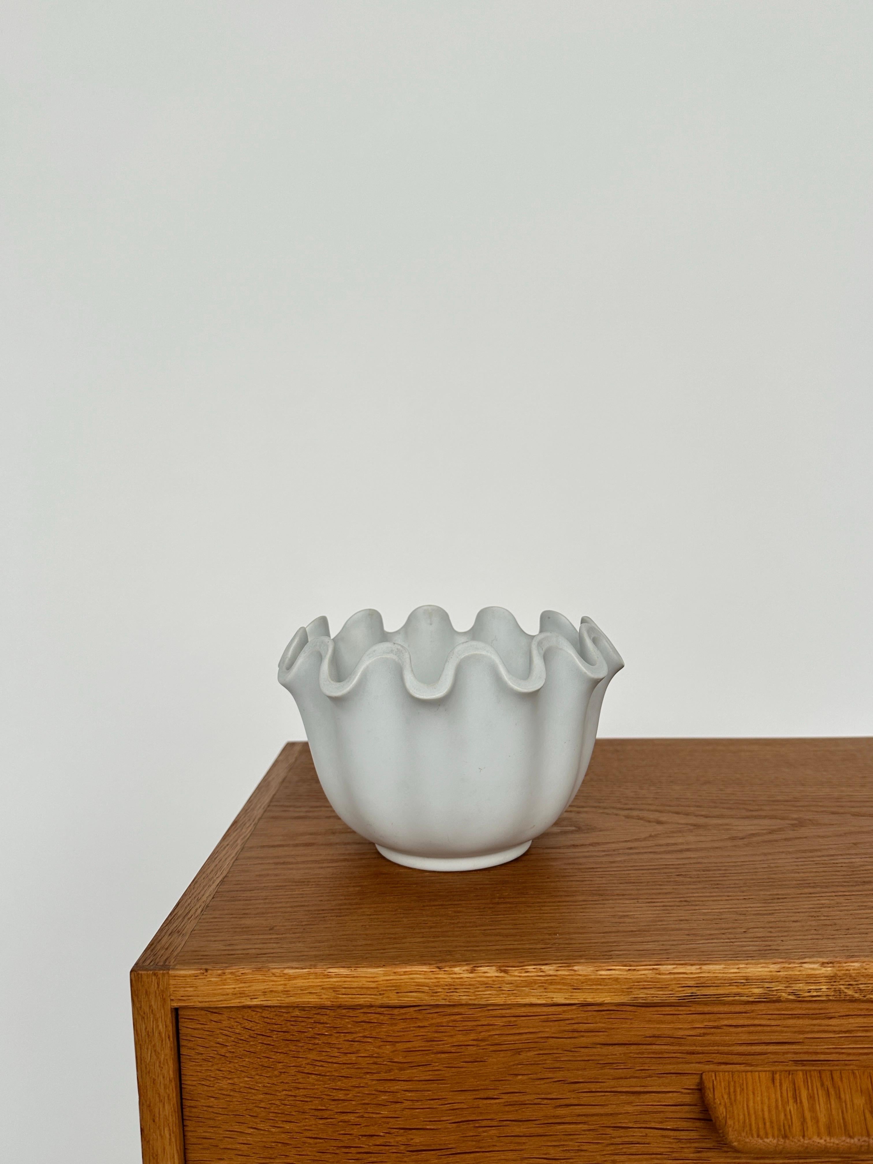 Wilhelm Kåge white ‚Carrara‘ glazed ‚Våga‘ (wave) bowl for Gustavsberg in the late 1940s to early 1950s, hand-crafted in Sweden. 

Good condition with signs of use and age, staining on the inside. 
Stamped underneath with the Gustavsbergs logo.