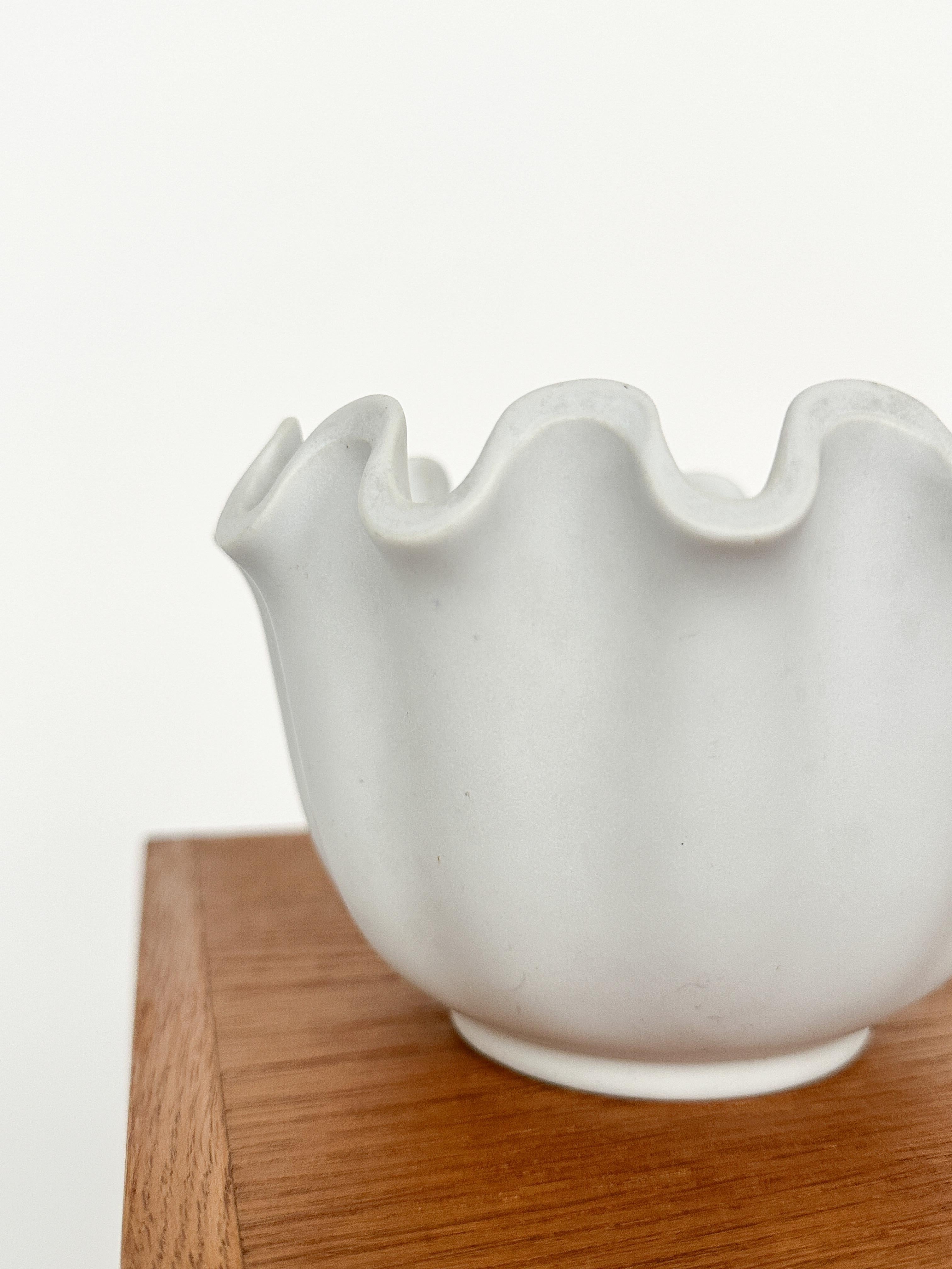 Scandinavian Modern Wilhelm Kage Vaga Wave Bowl Gustavsberg Sweden 1940s Stoneware White Glaze For Sale
