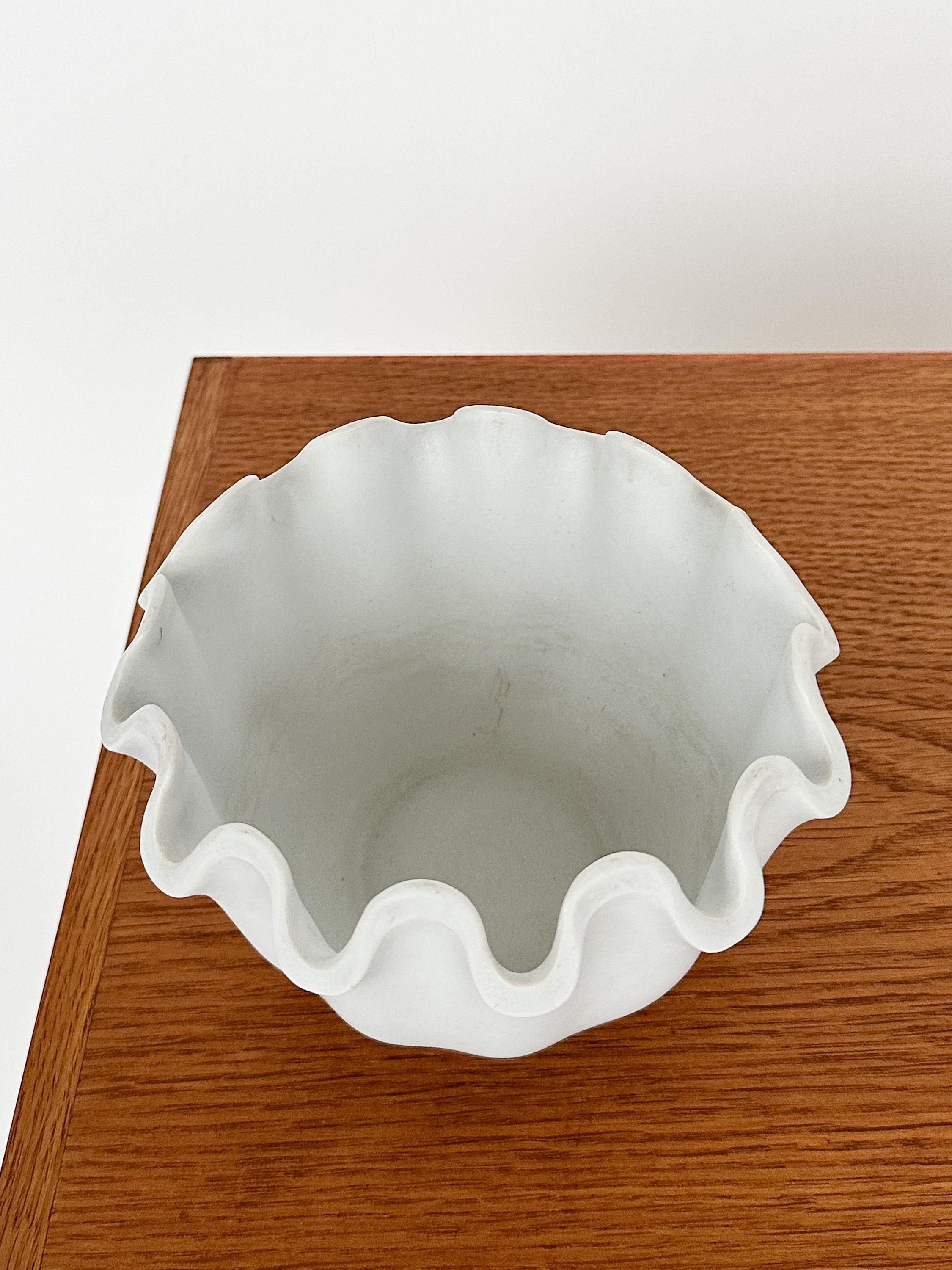 Hand-Crafted Wilhelm Kage Vaga Wave Bowl Gustavsberg Sweden 1940s Stoneware White Glaze For Sale