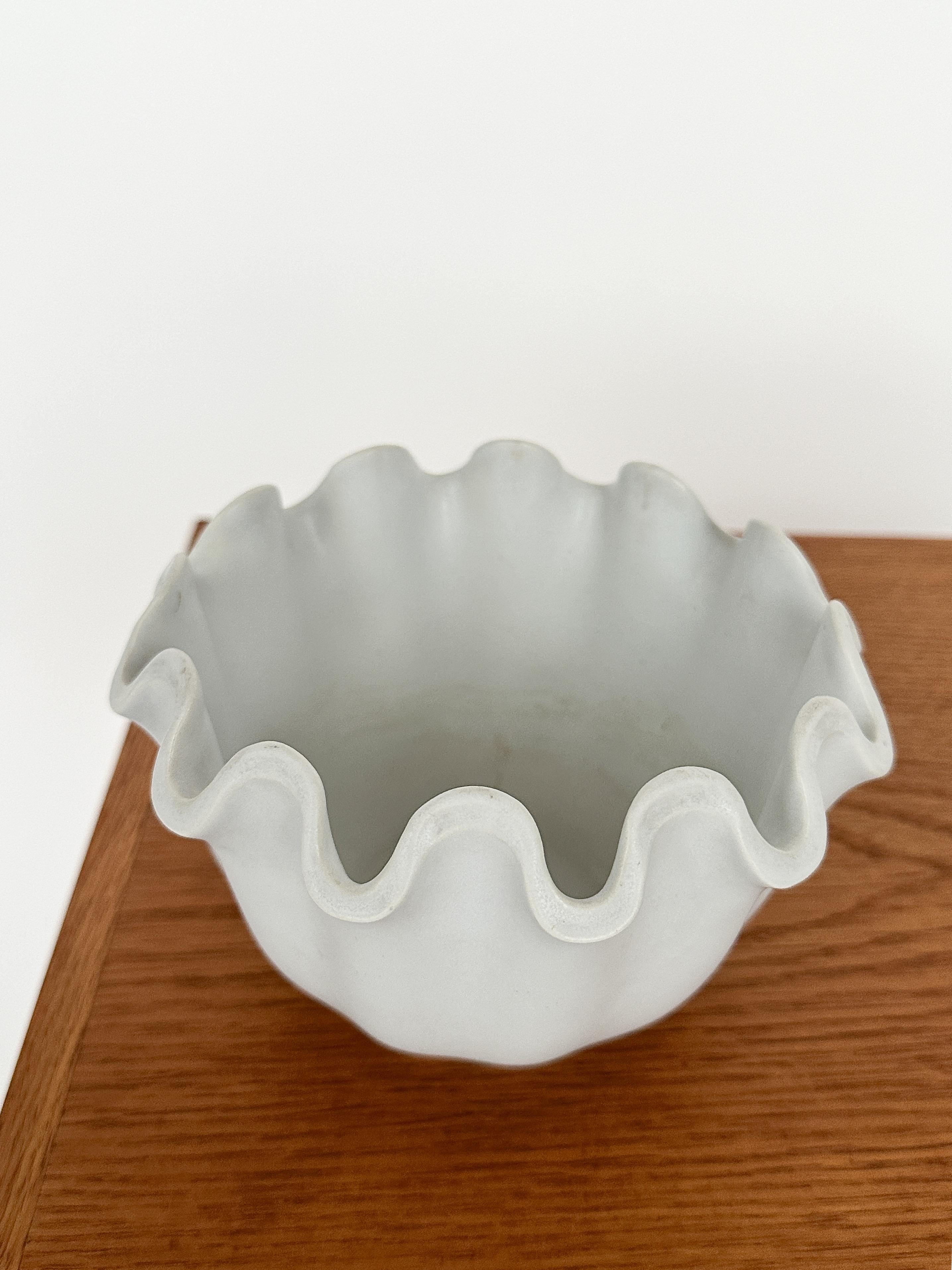 Wilhelm Kage Vaga Wave Bowl Gustavsberg Sweden 1940s Stoneware White Glaze In Good Condition For Sale In Basel, BS