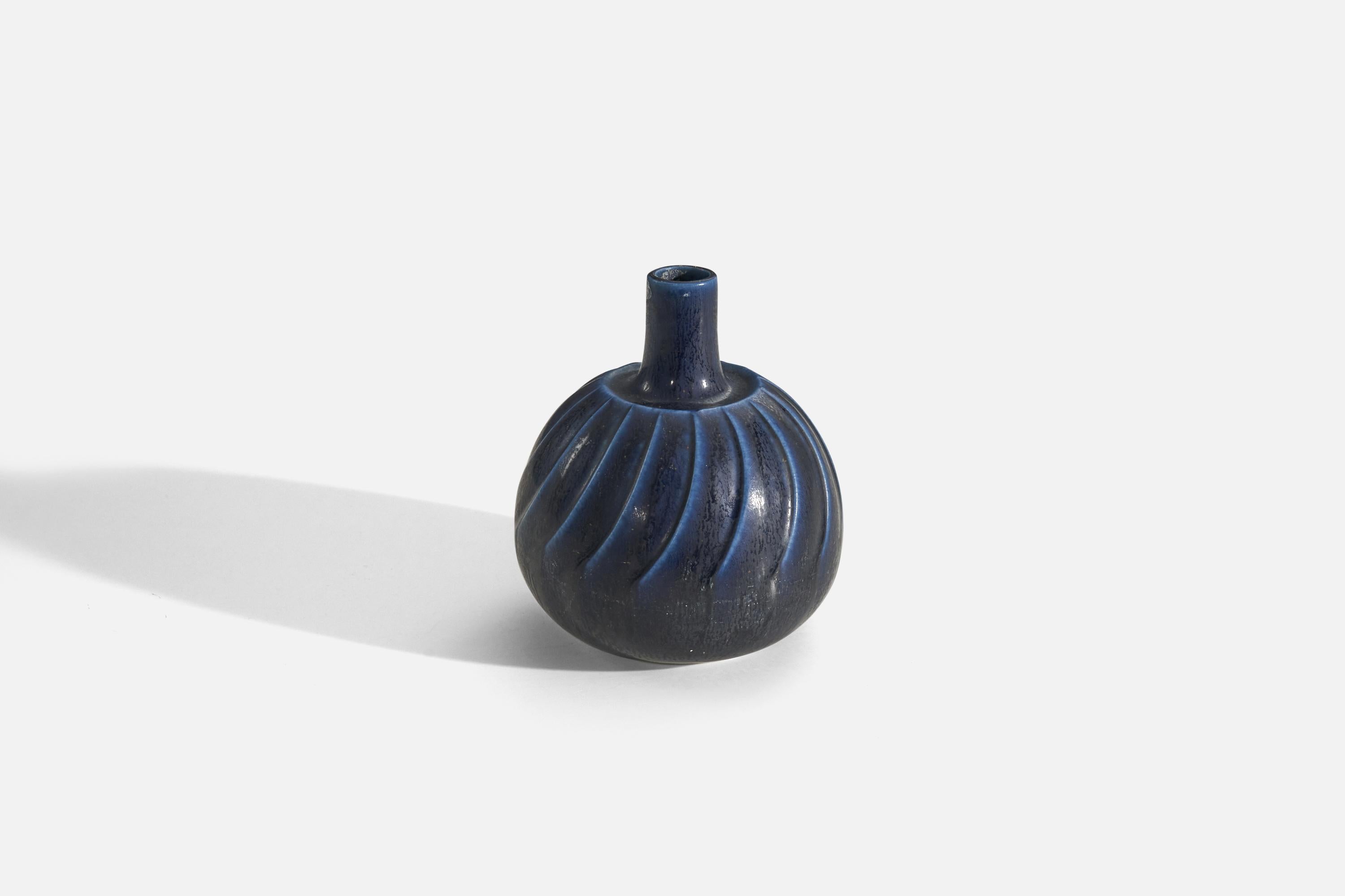 Wilhelm Kåge, Vase, Blue-Glazed Stoneware, Gustavsberg, Sweden, 1960s In Good Condition For Sale In High Point, NC
