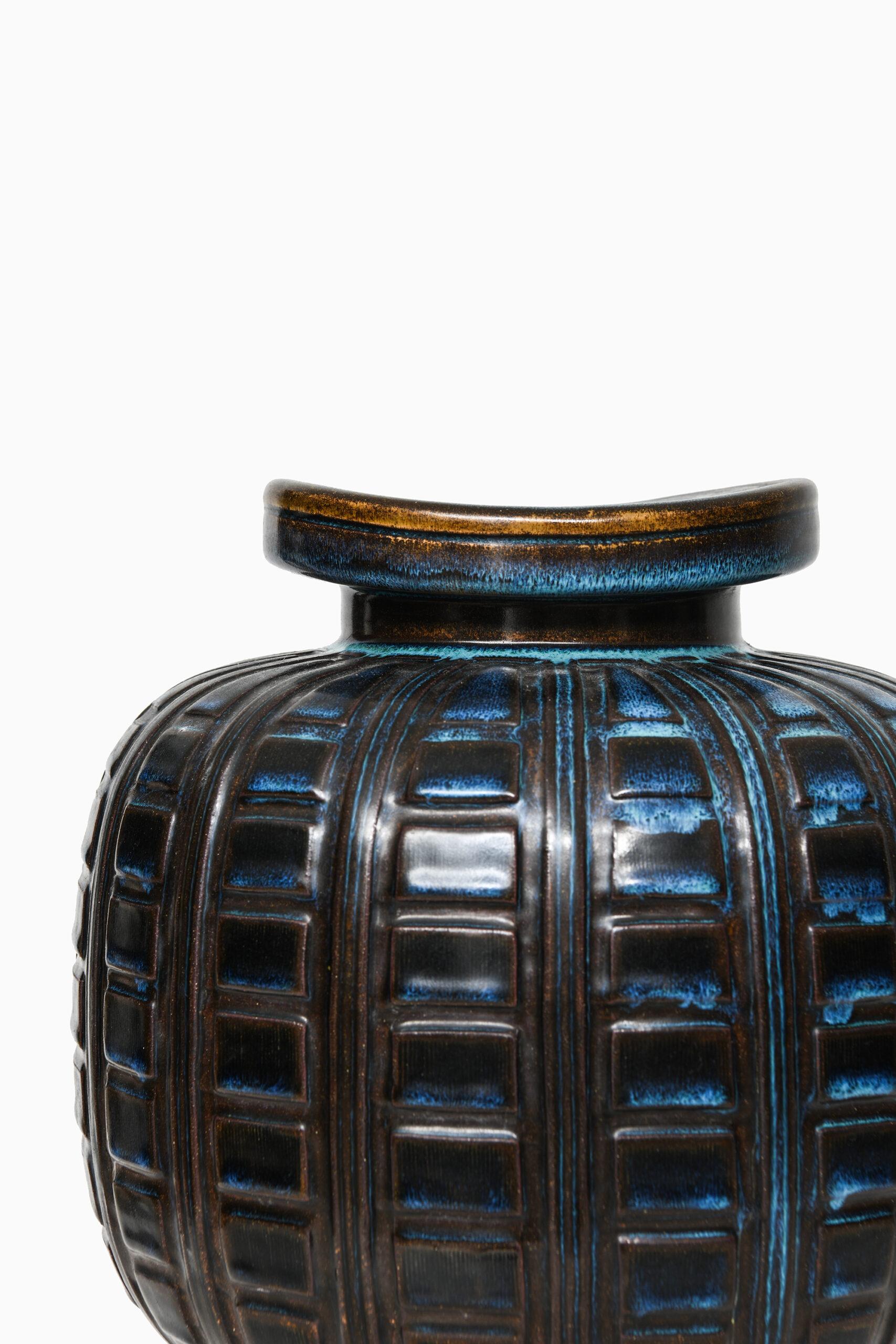 Rare vase en céramique modèle Farsta conçu par Wilhelm Kåge. Produit par Gustavsberg en Suède.