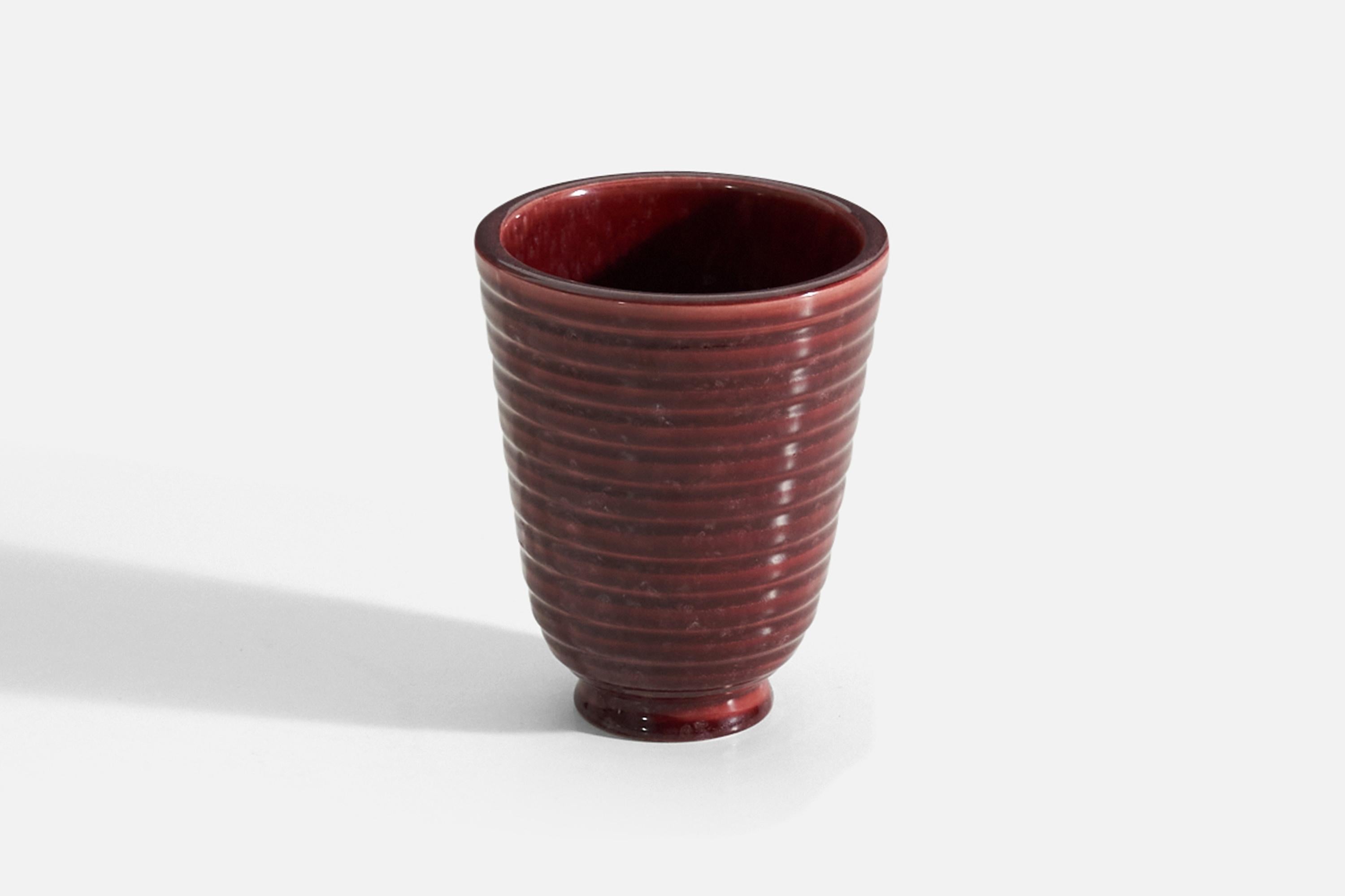 Wilhelm Kåge, Vase, Red-Glazed Stoneware, Gustavsberg, Sweden, 1950s In Good Condition In High Point, NC