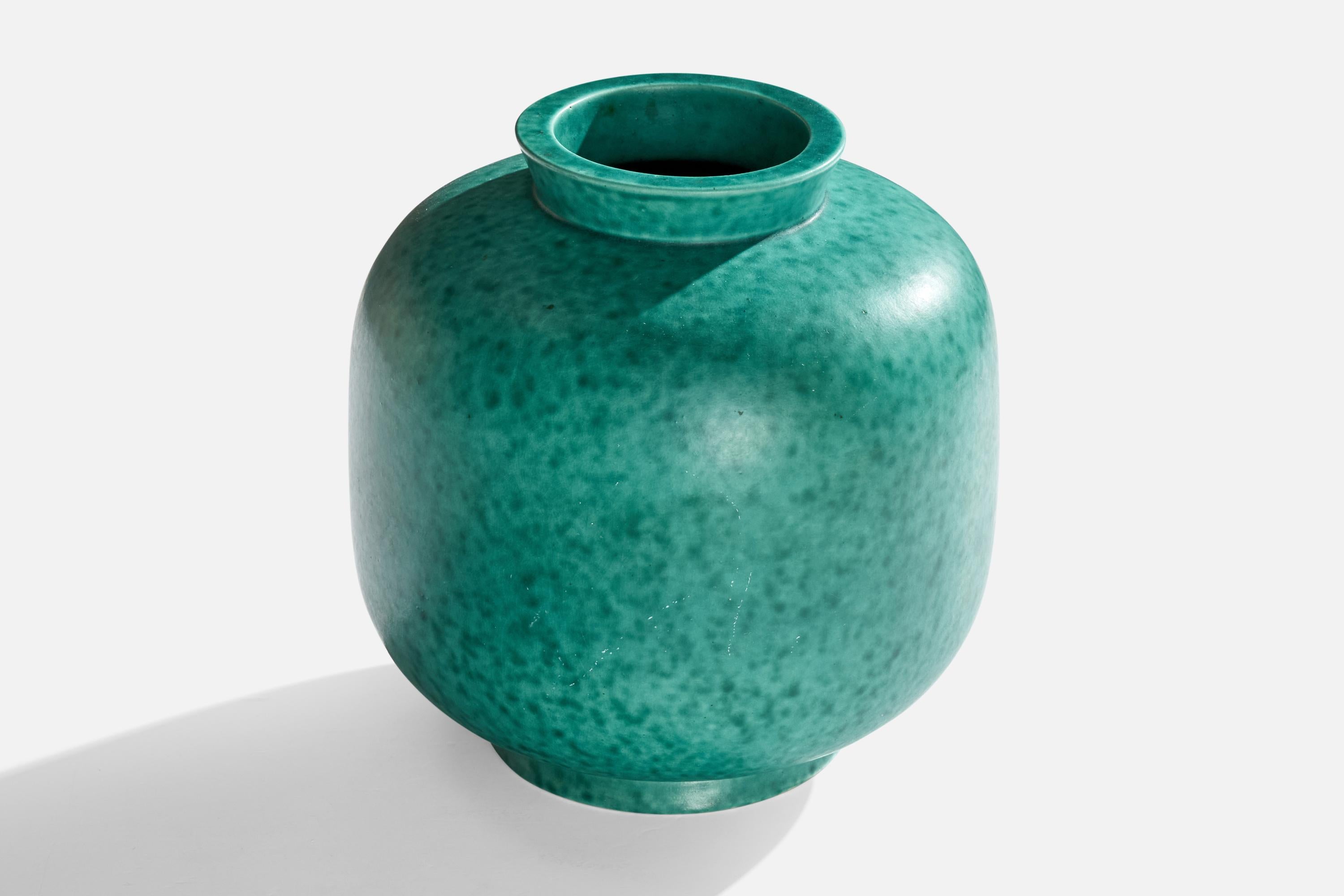 Vaso in gres smaltato verde disegnato da Wilhelm Kåge e prodotto da Gustavsberg, Svezia, anni '50 circa.