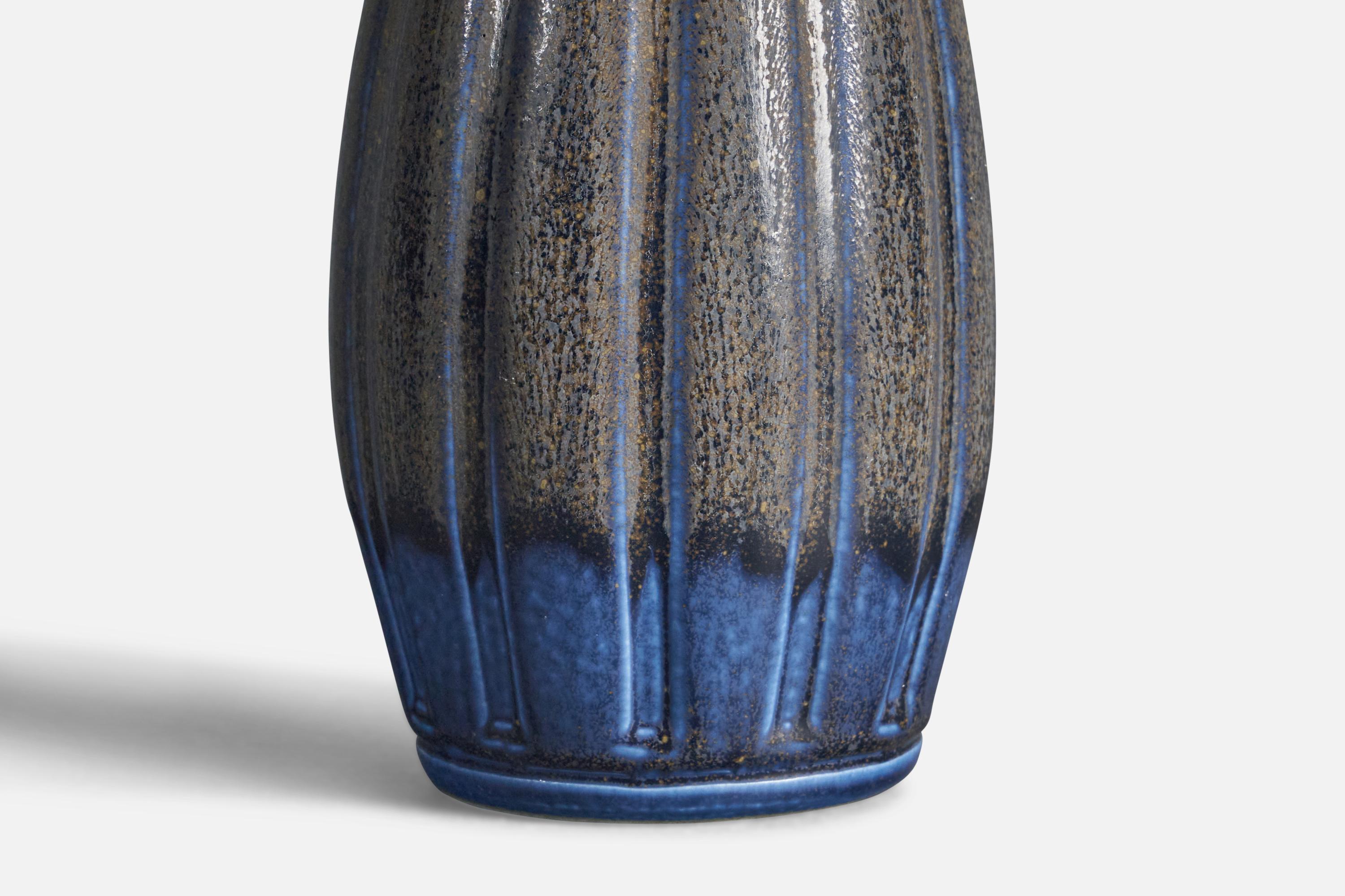 Wilhelm Kåge, Vase, Stoneware, Sweden, 1960s In Good Condition For Sale In High Point, NC