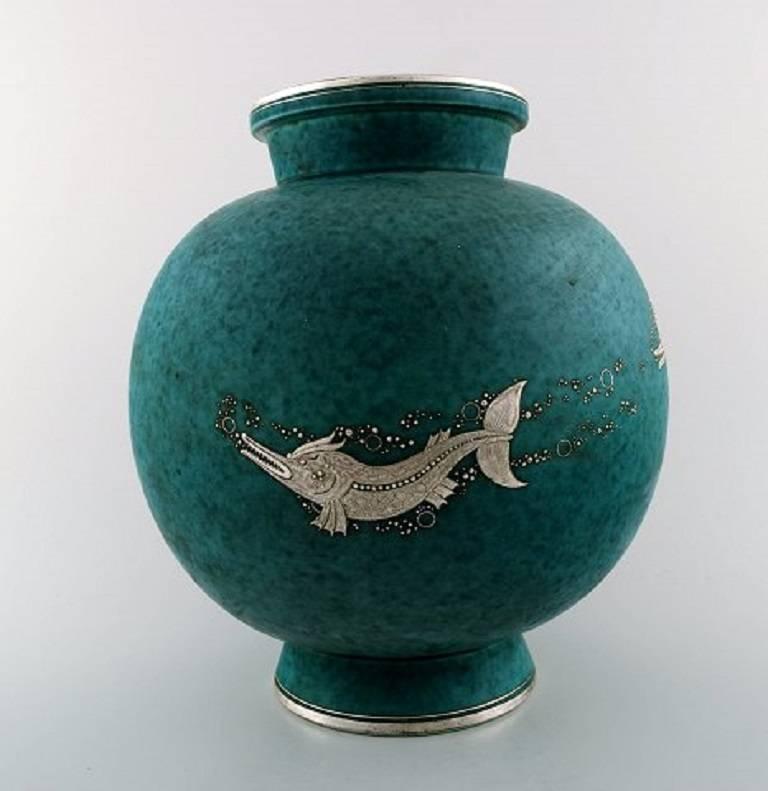 Wilhelm Kåge, Gustavsberg, Argenta Art Deco large spherical ceramic vase decorated with fish.
Sweden, 1940s.
Measures: 25 x 23 cm.
Marked Gustavsberg, Kåge.
In perfect condition.