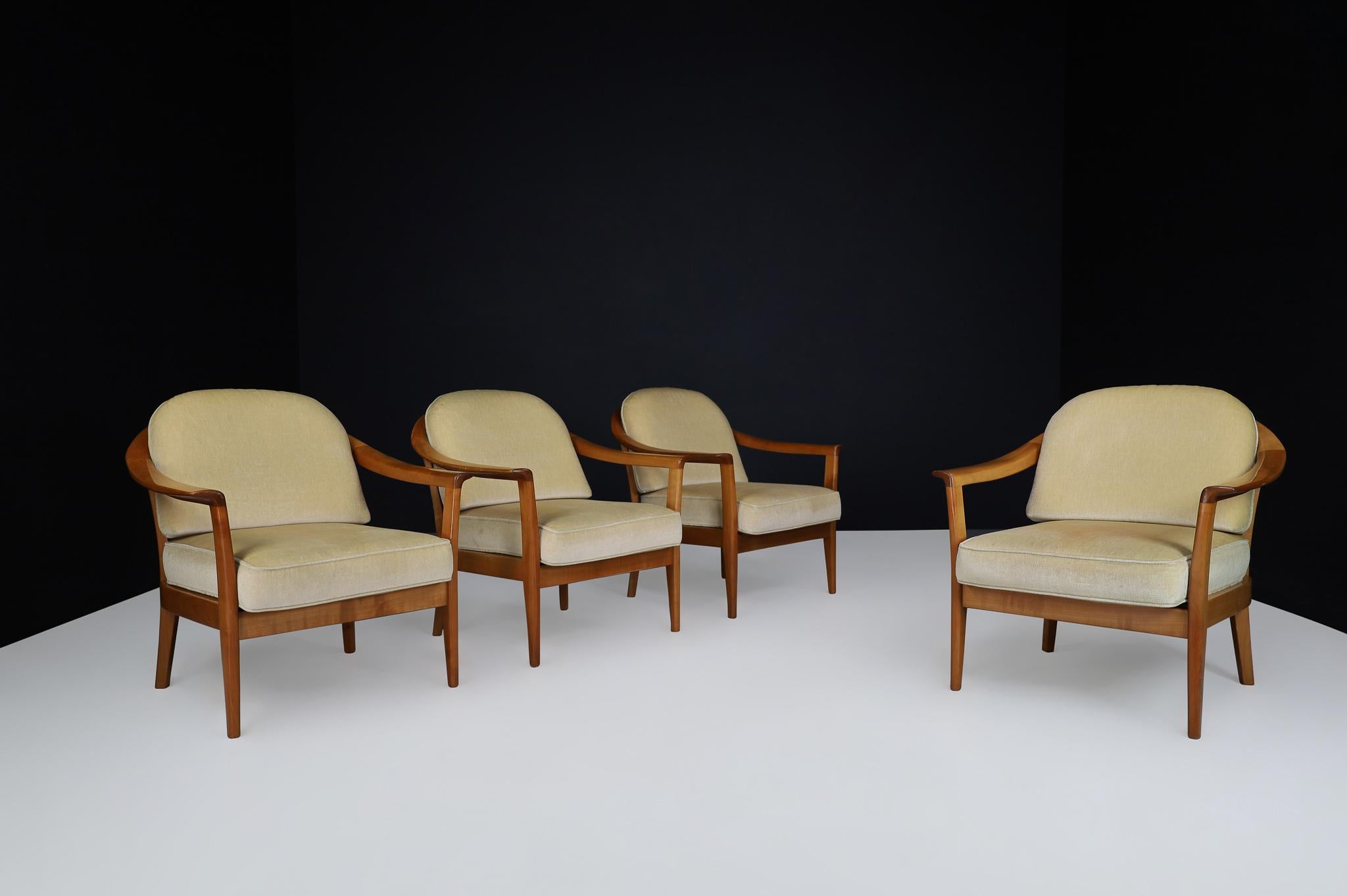 Mid Century Modern Easy Chairs in Kirsche von Wilhelm Knoll, Deutschland 1960er Jahre Mitte des 20.

Ein wunderbares Set aus vier Sesseln aus den 1960er Jahren. Hochwertiger, massiver Rahmen aus braun gebeiztem Kirschbaumholz. Der Originalstoff ist