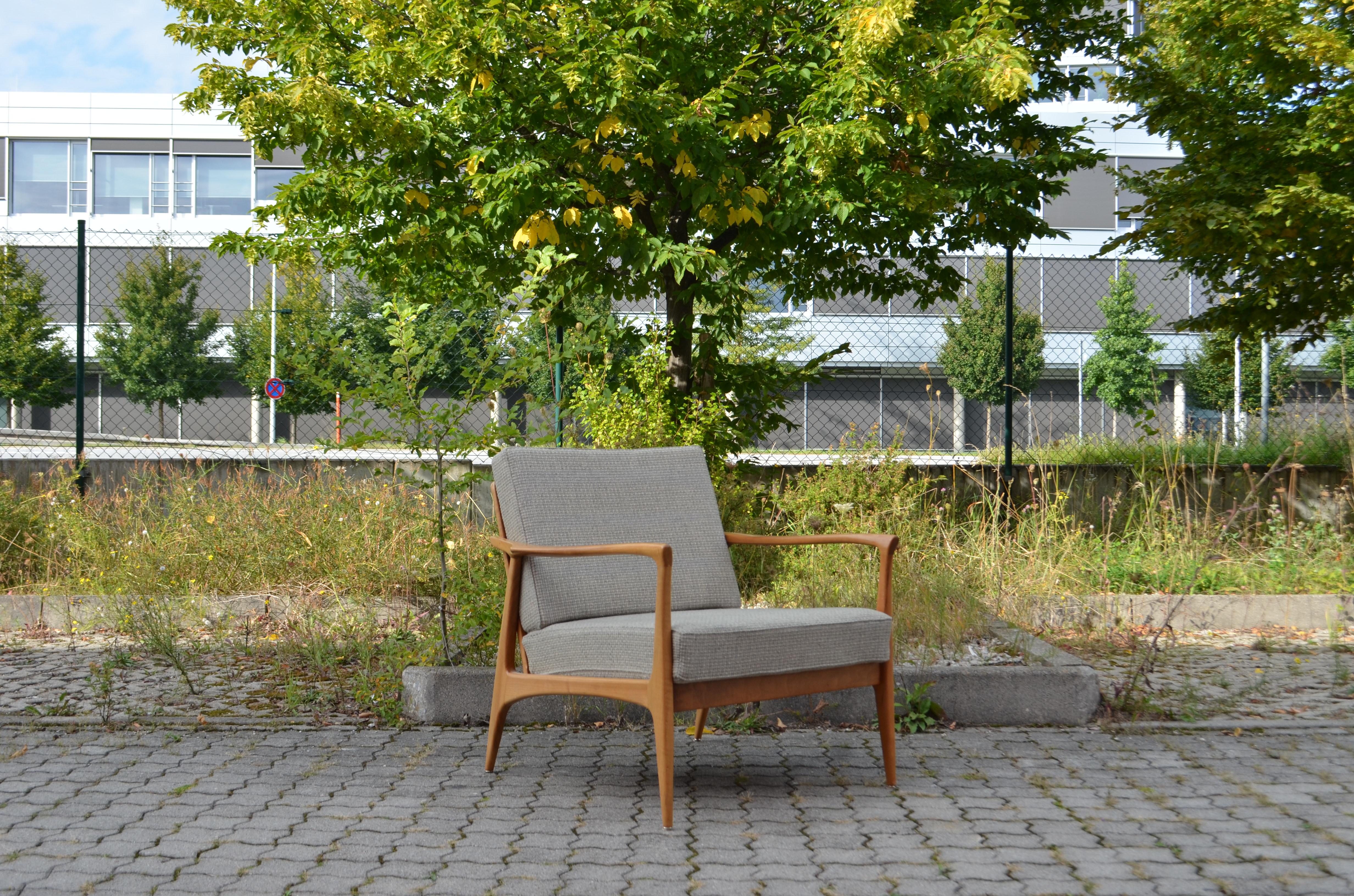 Tissu Fauteuil Wilhelm Knoll Antimott mi-siècle en noyer et laine grise en vente