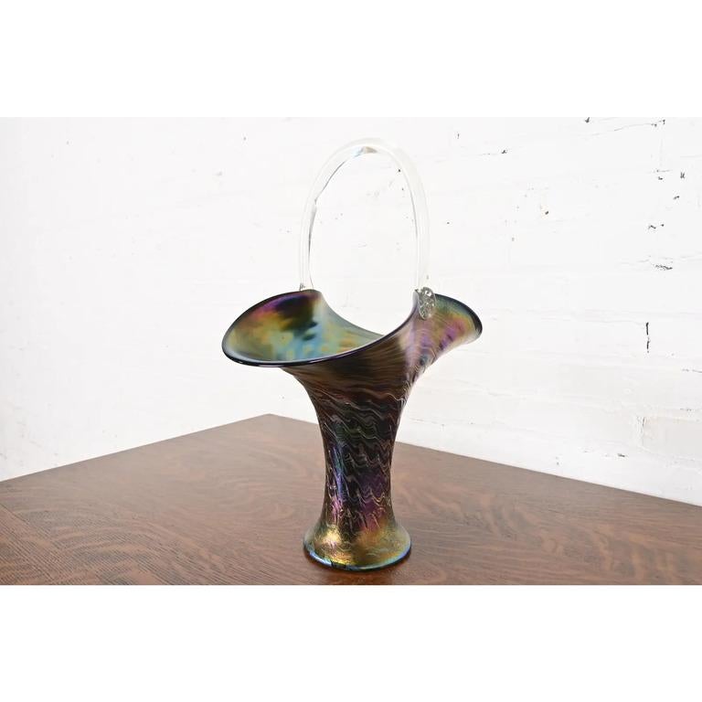 Preciosa cesta de vidrio artístico iridiscente de la época Art Nouveau

Por Wilhelm Kralik Sohn 

Austria, principios del siglo XX

Medidas: 8,13