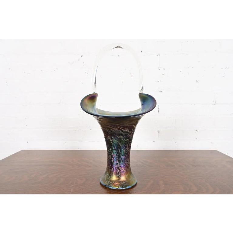 Cesta o jarrón grande de vidrio artístico iridiscente Wilhelm Kralik Sohn Art Nouveau Austríaco en venta