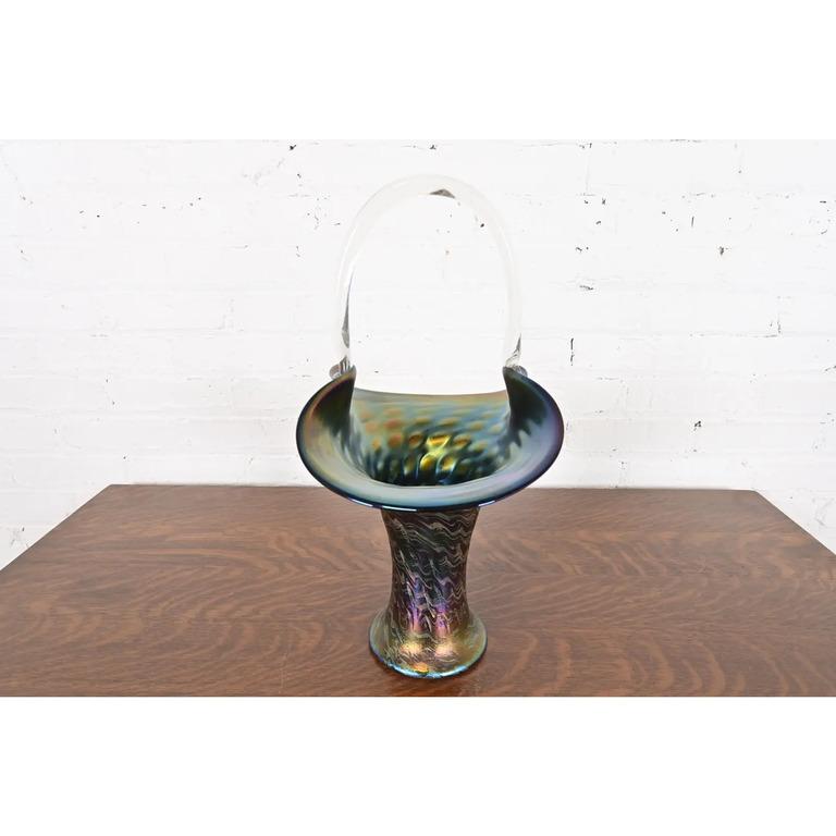 Cesta o jarrón grande de vidrio artístico iridiscente Wilhelm Kralik Sohn Art Nouveau en Bueno estado para la venta en South Bend, IN
