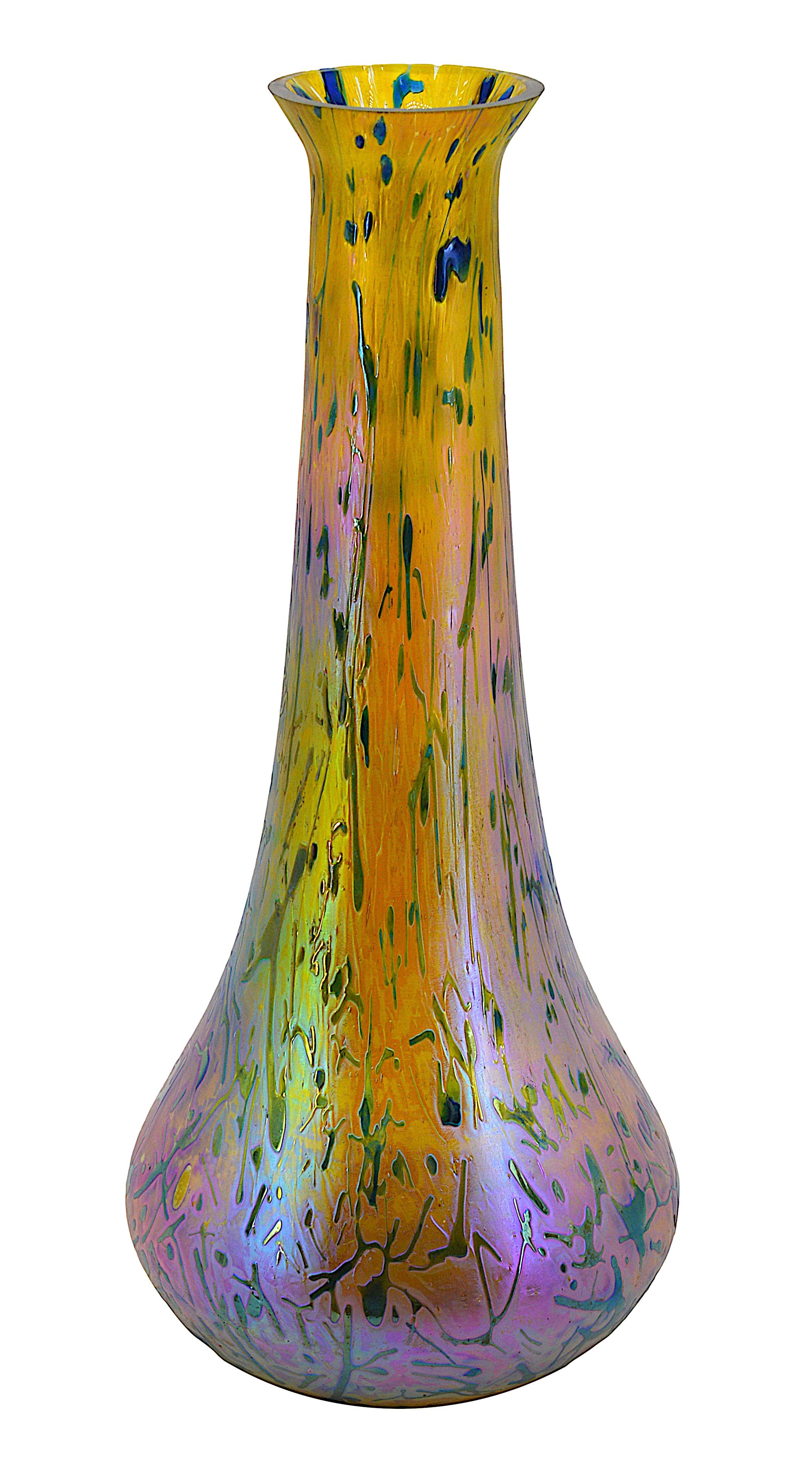 Vase en verre d'art de Kralik (Bohemia), vers 1900. Eleonorenhain, vase en verre d'art. Verre incolore avec décor ''Eleonorenhain'' en cuivre irisé, jaune et violet. Magnifique effet irisé bleu cobalt très difficile à capturer sur une photo. Les