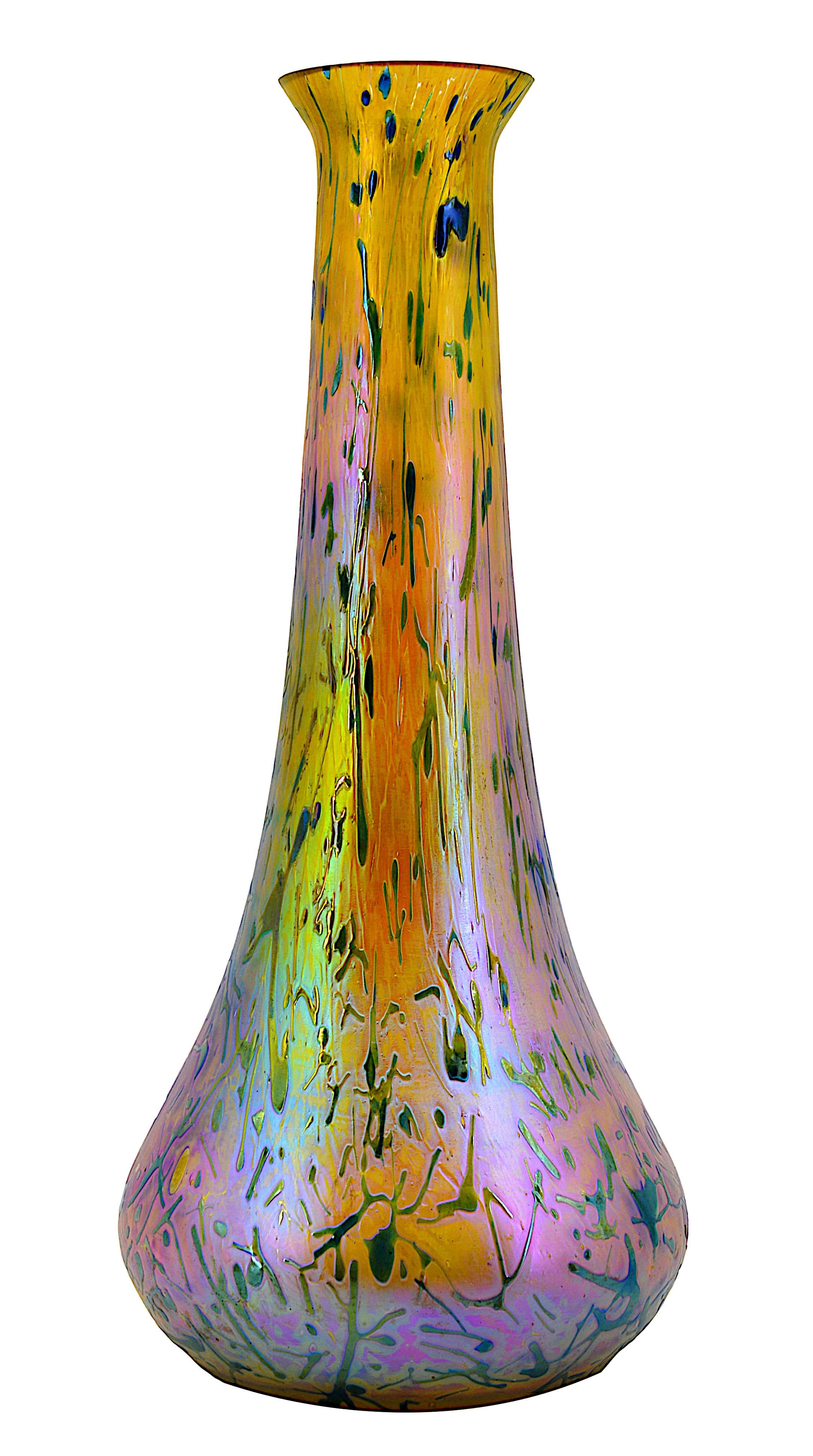Vase en verre irisé Art Nouveau par Kralik Sohn, Bohemia - Circa 1900.

Superbe vase en verre d'art Art nouveau de Bohème par Wilhelm Kralik Sohn, datant d'environ 1900. Cette pièce remarquable présente le rare décor 