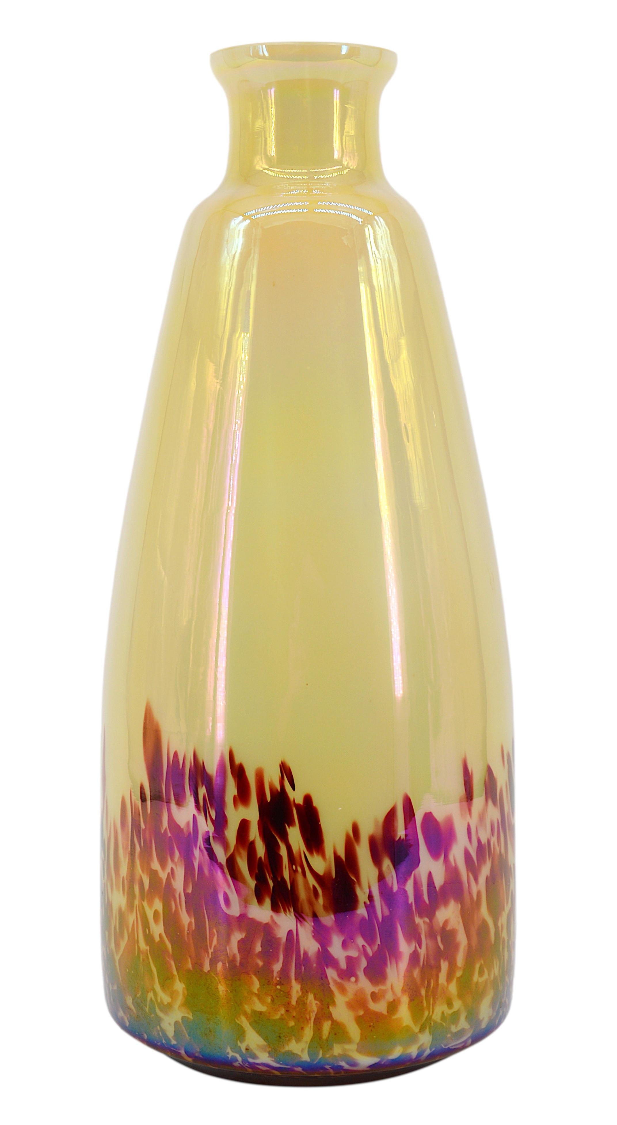 Large art glass vase by KRALIK (Bohemia), ca.1920. Blown double glass with an iridescent effect on the outter layer. Measures: Height : 16.1