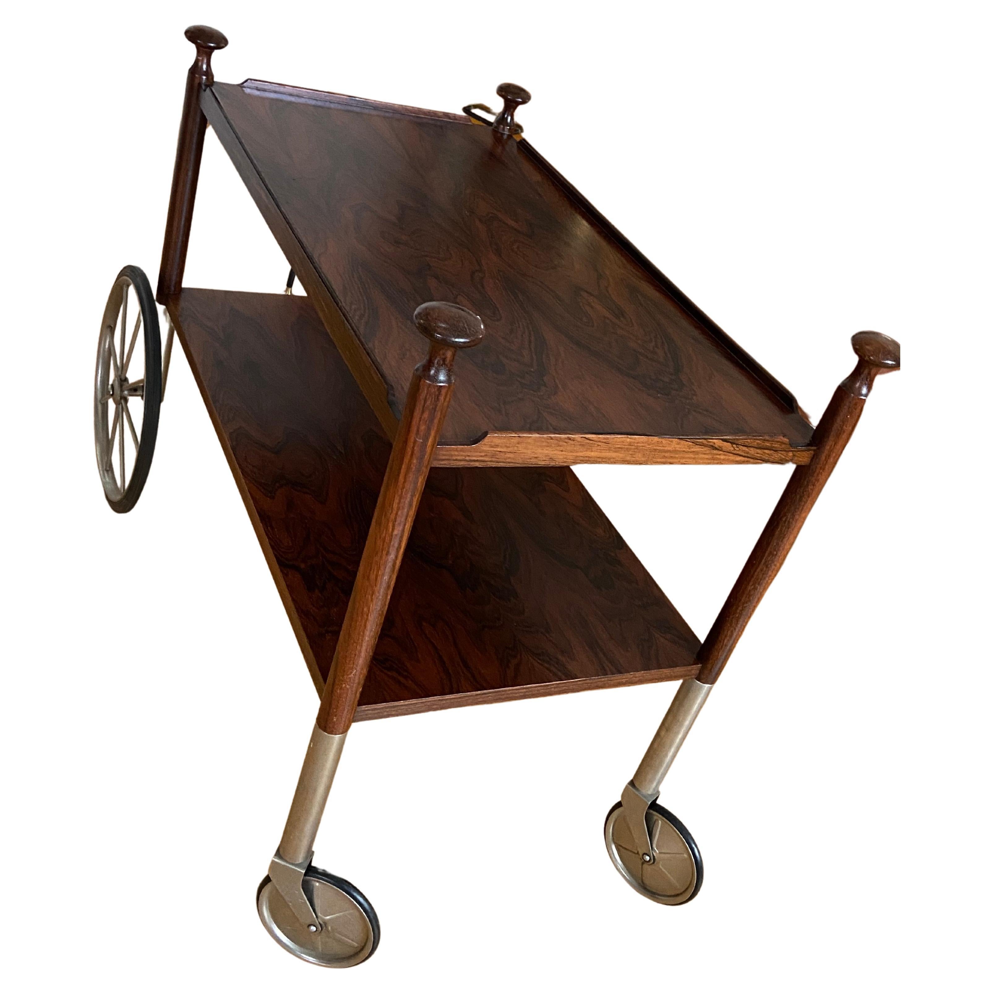 Cet élégant exemple de design moderne du milieu du siècle provient de l'Allemagne des années 1960 et a été produit par Wilhelm Renz d'après un design de Walter Wirz (étiquette métallique WR en dessous).

Posée sur un cadre en bois avec deux étagères