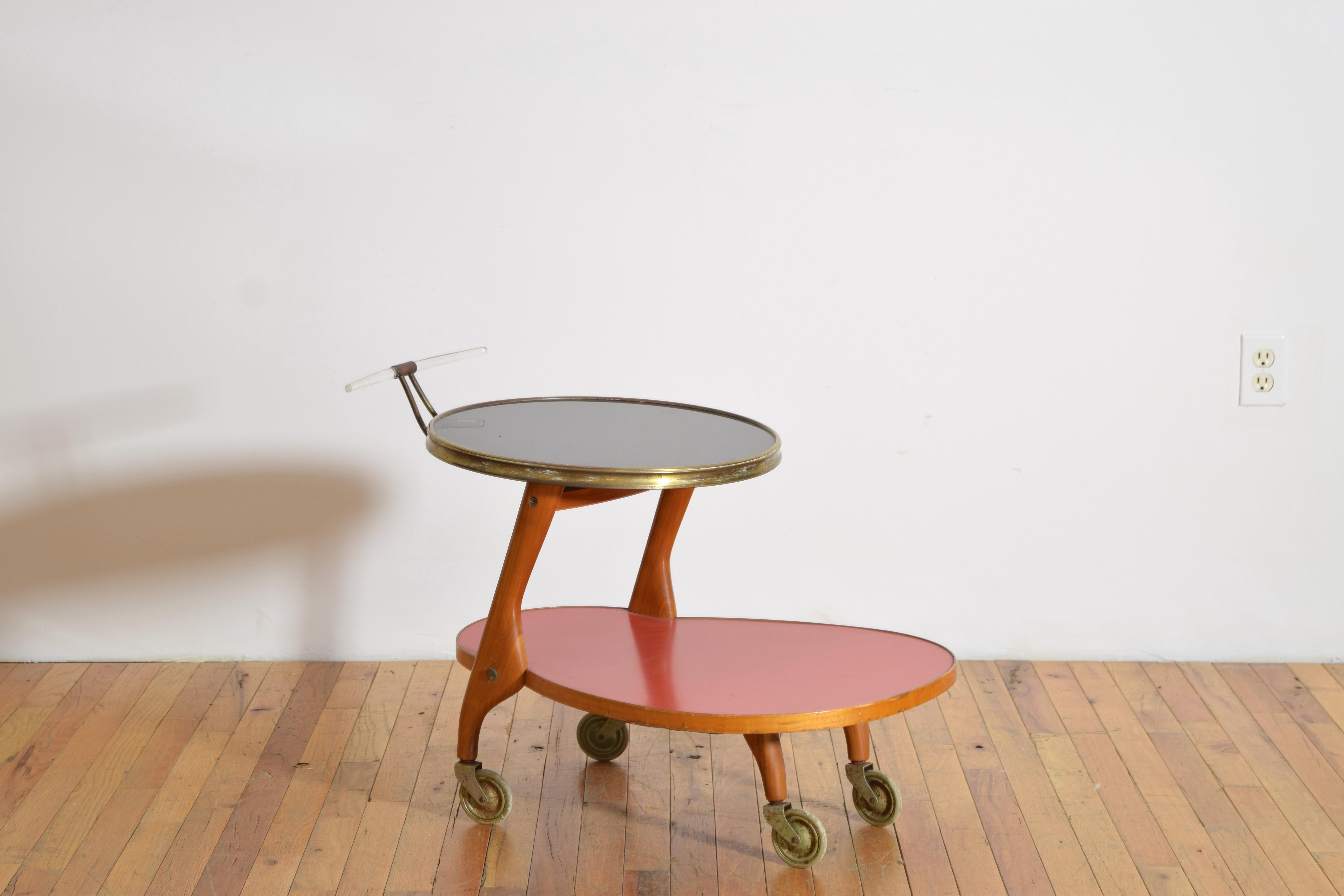 Carrello da bar o carrello da tè retrò di Wilhem Renz (Germania), anni '50, con piano superiore girevole rivestito in vetro e nero e piano inferiore in formica rossa, maniglia in lucite, struttura in legno e dettagli in ottone, su quattro ruote. 