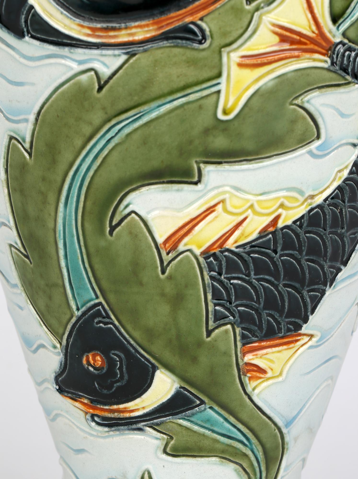 Wilhelm Schiller & Sohn Große Majolika-Kunstkeramik-Vase mit Fisch im Angebot 4