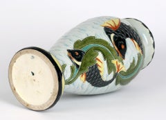Wilhelm Schiller & Sohn Große Majolika-Kunstkeramik-Vase mit Fisch