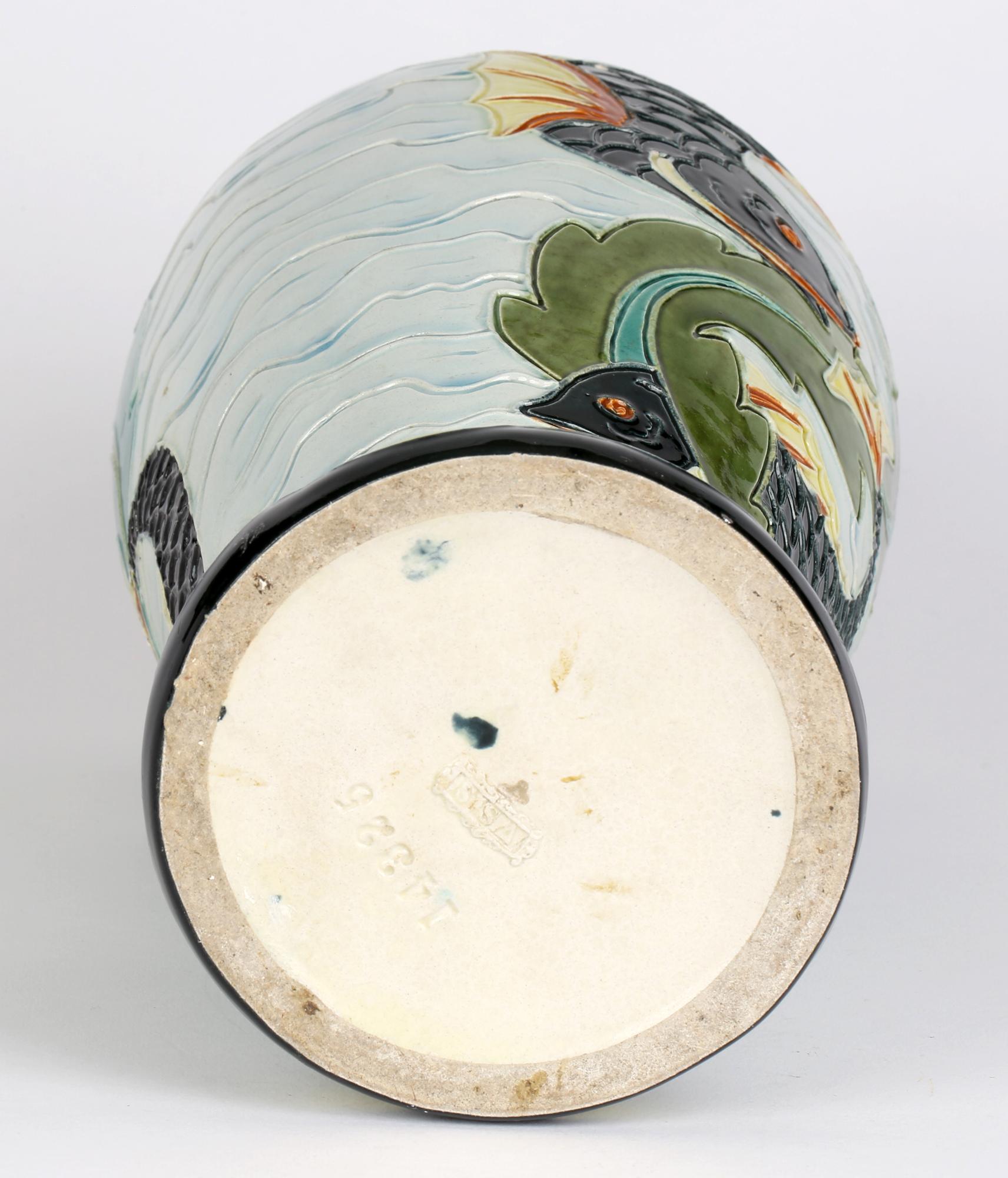 Wilhelm Schiller & Sohn Große Majolika-Kunstkeramik-Vase mit Fisch (Art nouveau) im Angebot