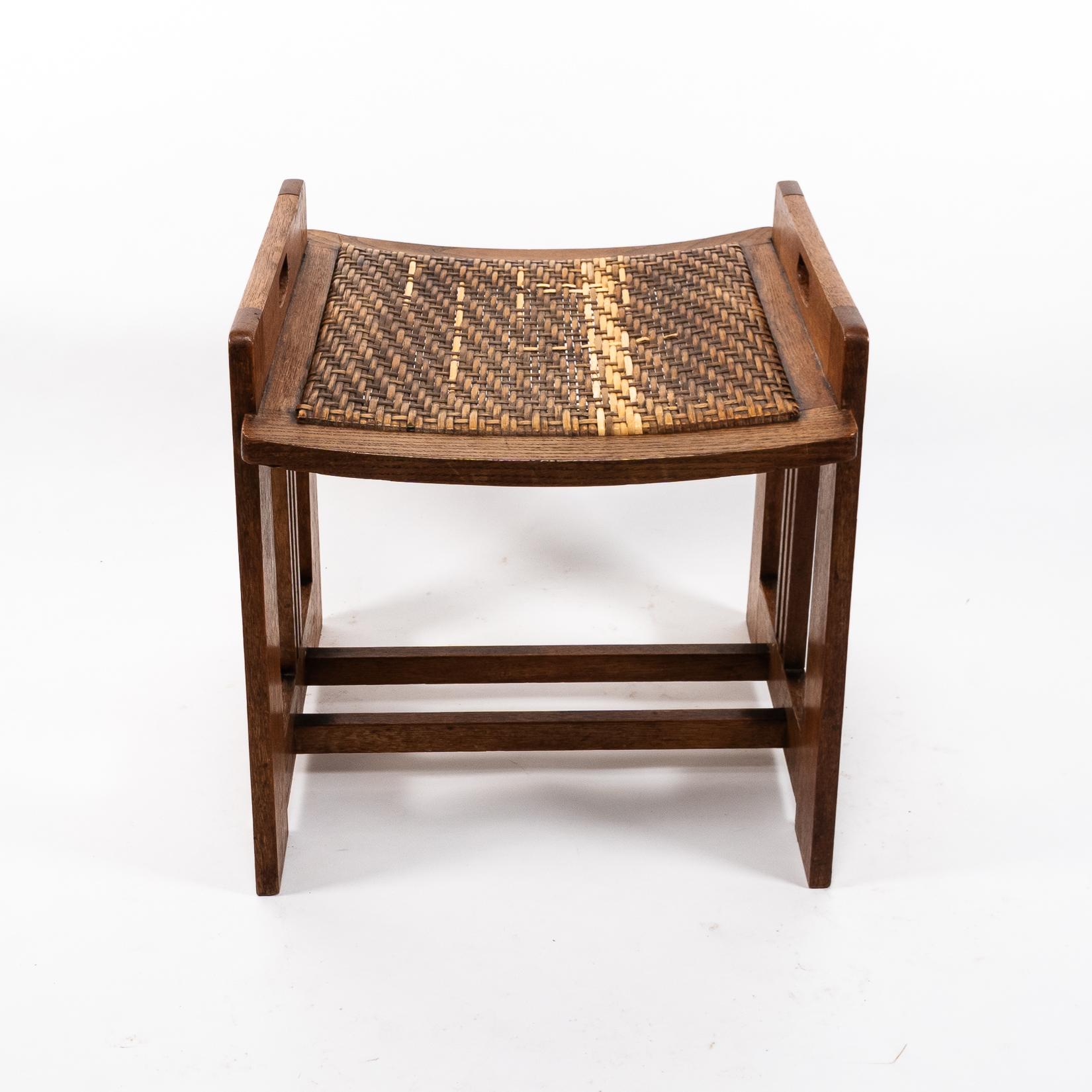 Wilhelm Schmidt & von Prag-Rudniker. Arts & Crafts Oak Klavierhocker (Handgefertigt) im Angebot