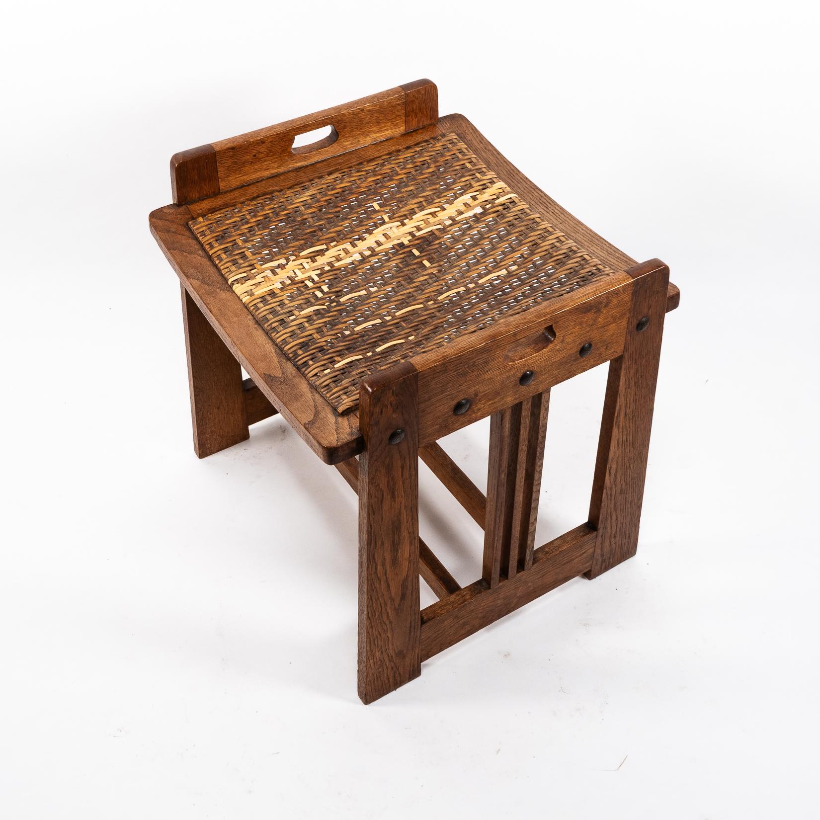 Wilhelm Schmidt & von Prag-Rudniker. Arts & Crafts Oak Klavierhocker (20. Jahrhundert) im Angebot