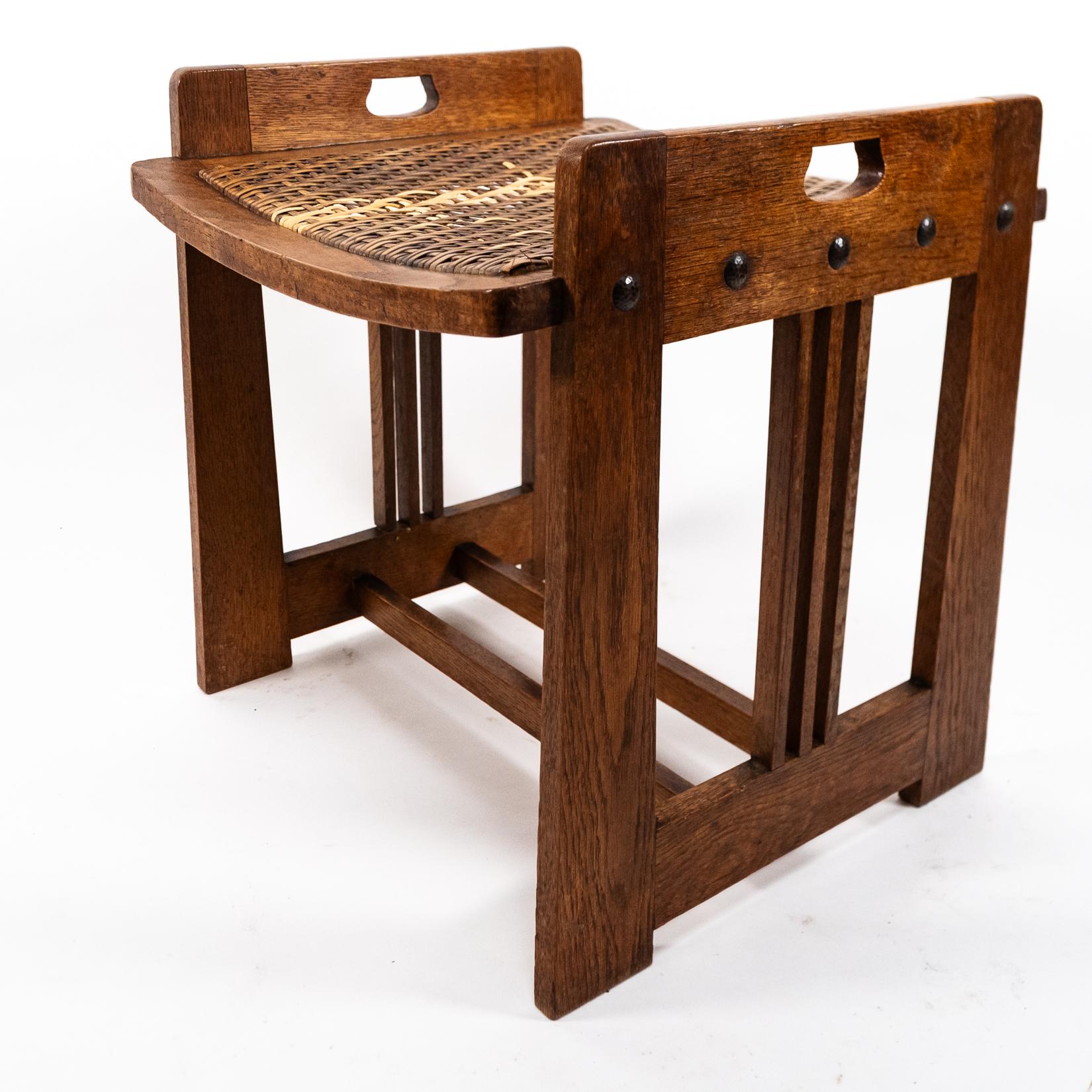Wilhelm Schmidt & von Prag-Rudniker. Arts & Crafts Oak Klavierhocker (Gehstock) im Angebot