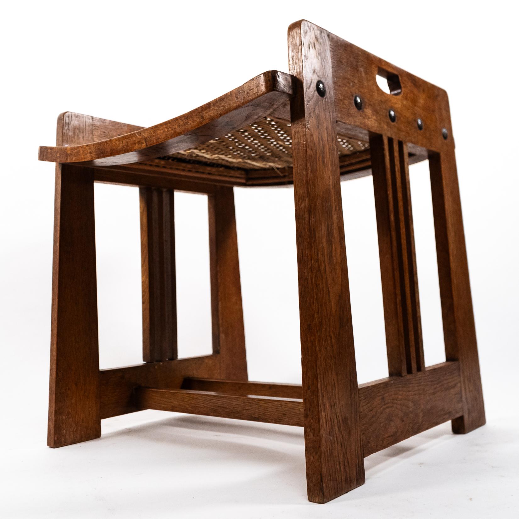 Wilhelm Schmidt & von Prag-Rudniker. Arts & Crafts Oak Klavierhocker im Angebot 1
