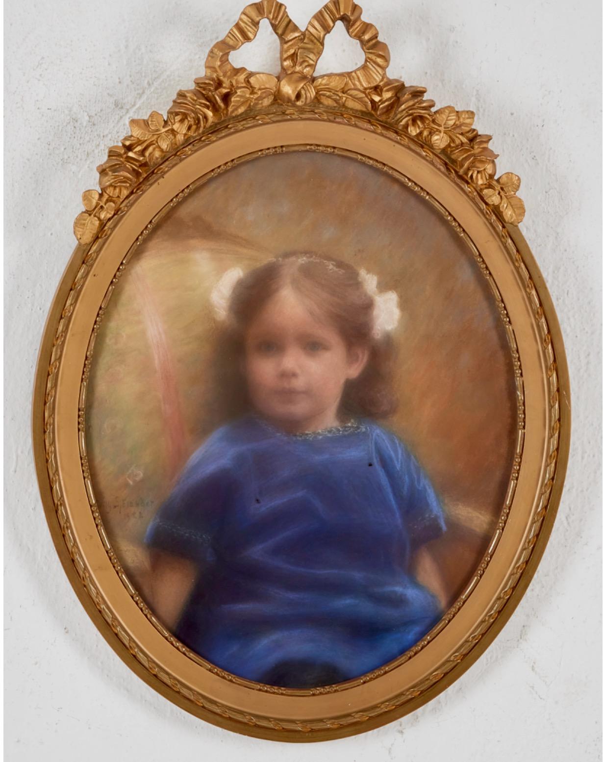 Wilhelm Sjölander Portrait Painting – Porträt eines Mädchens in blauem Kleid - 1920er Jahre Pastell