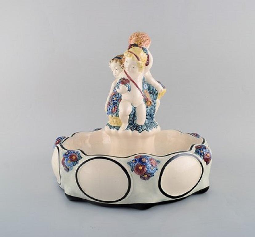 Wilhelm Süs (1861-1933) for Karlsruher Majolika. Large Art Nouveau compote in hand painted faience / majolica with playful children and flower decorations, circa 1910.
Measures: 33 x 30 cm.
Stamped.
In very good condition.