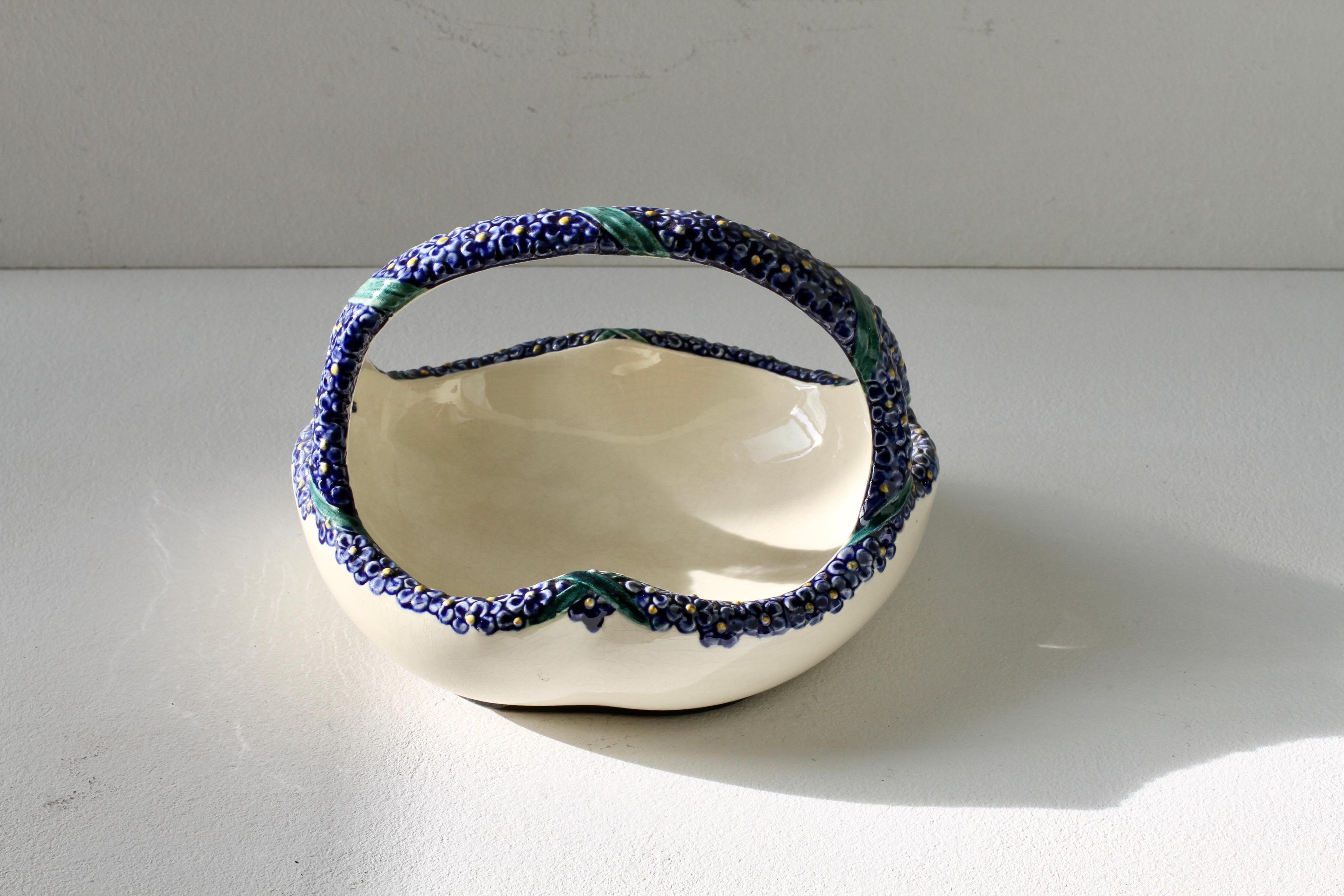 Wilhelm Süß para Karlsruher Majolika Art Nouveau Cuenco cesta con flores azules c. 1910 en venta 3