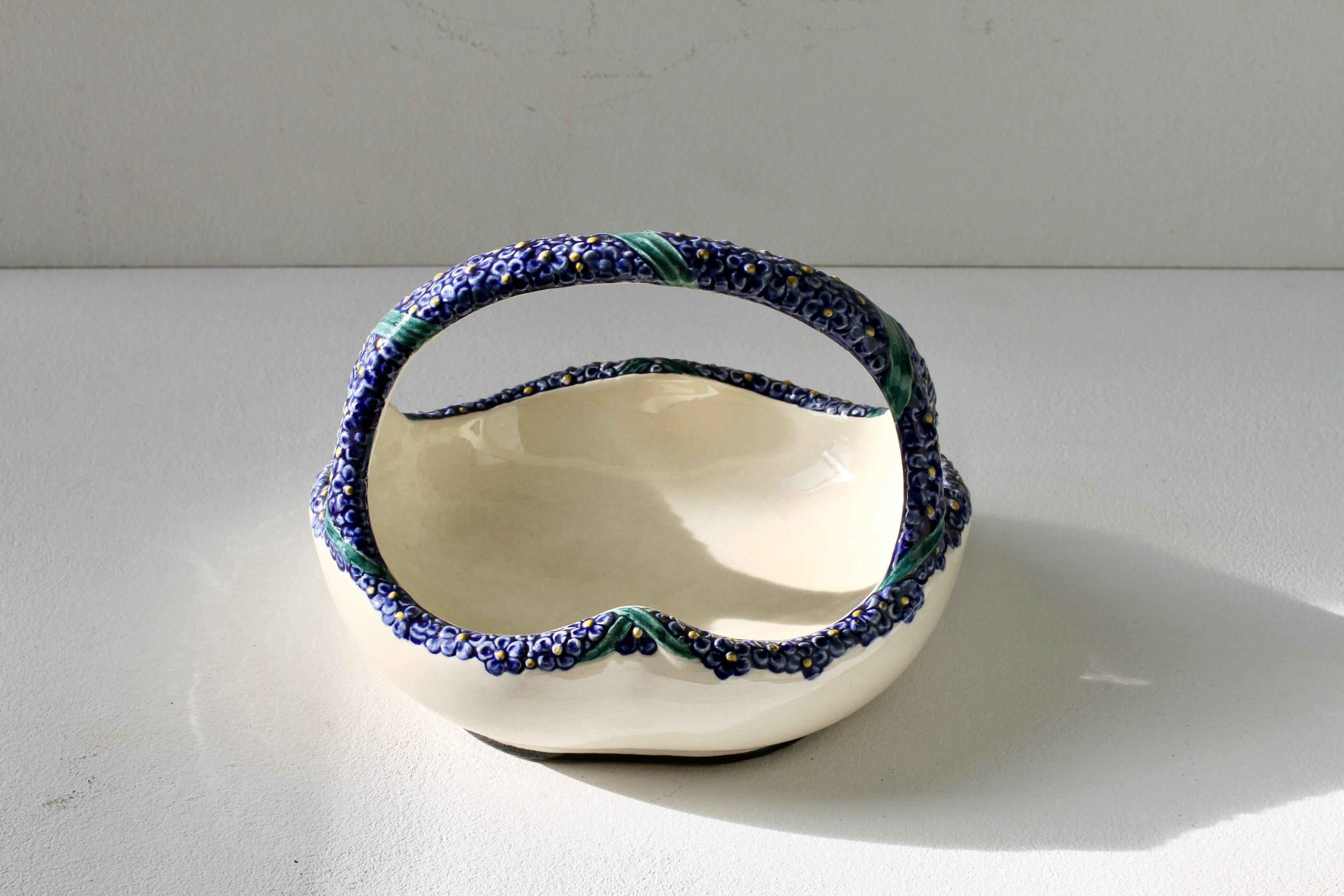 Wilhelm Süß para Karlsruher Majolika Art Nouveau Cuenco cesta con flores azules c. 1910 en venta 7